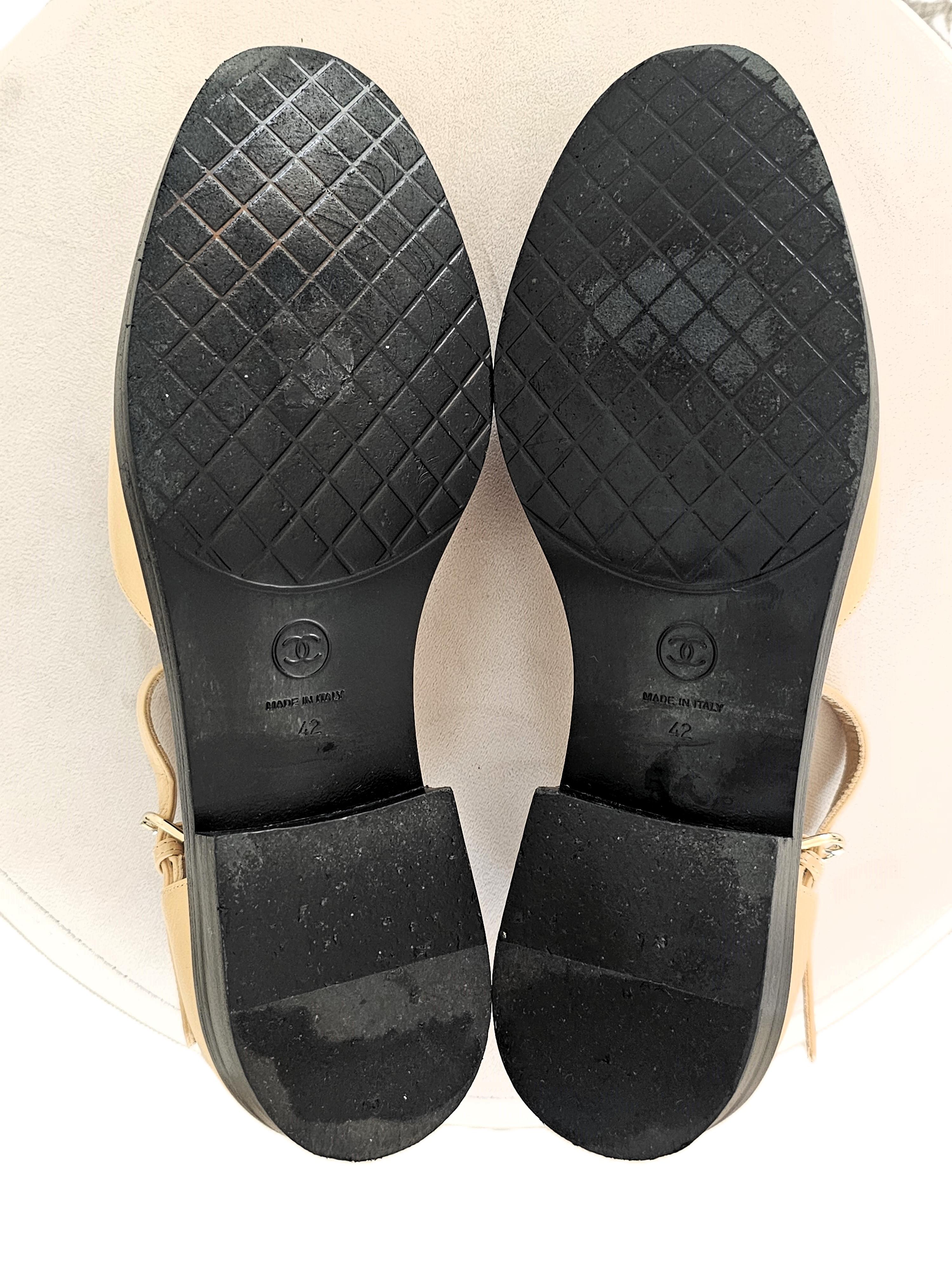 Chanel Mary Janes Chaussures ouvertes Beige Noir taille 42 avec CC doré en vente 8