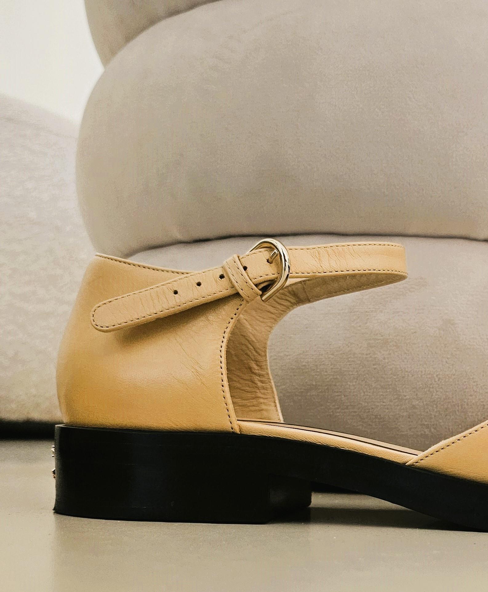 Chanel Mary Janes Chaussures ouvertes Beige Noir taille 42 avec CC doré en vente 9