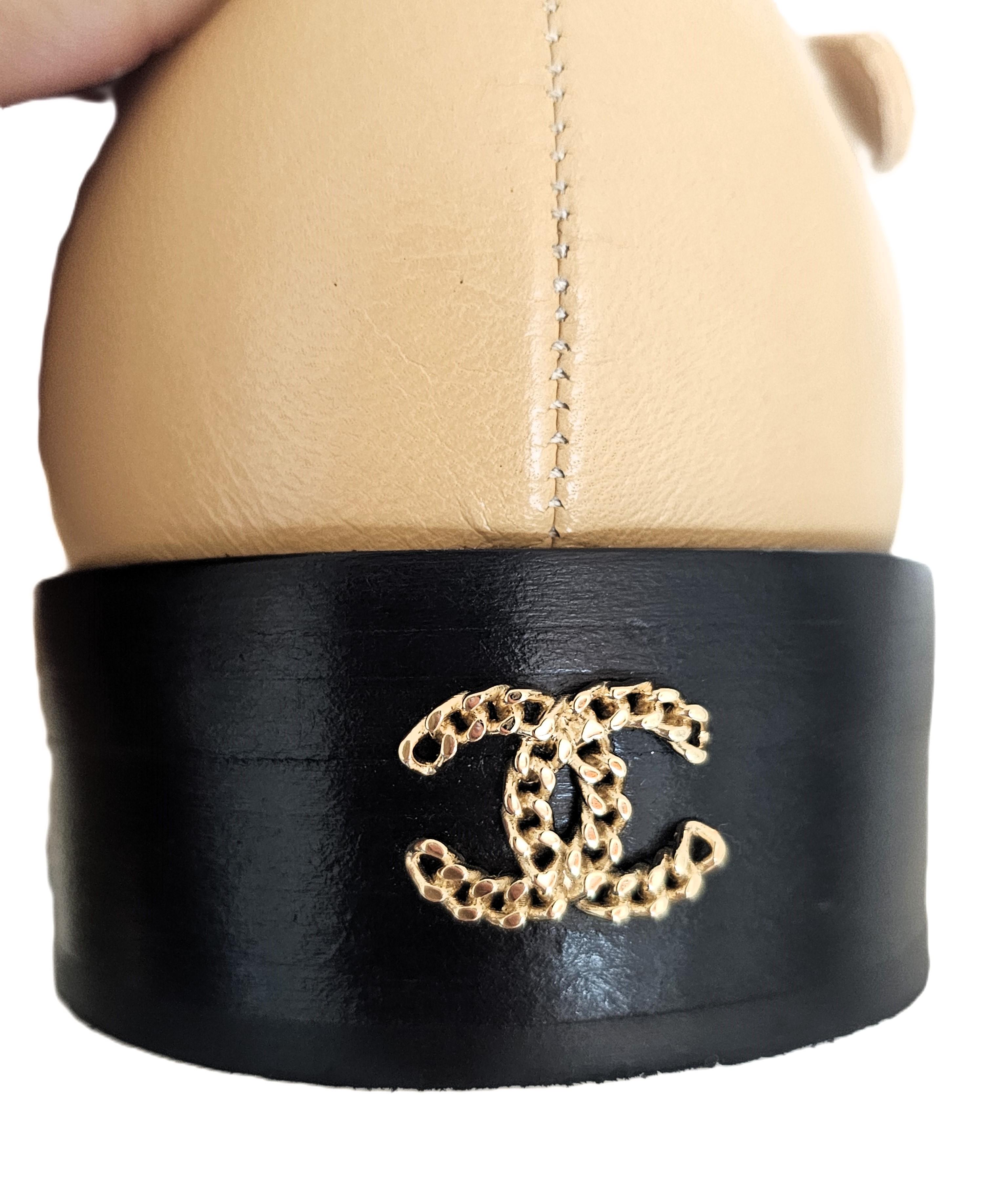 Faites l'expérience de l'élégance parisienne intemporelle avec ces superbes et difficiles à trouver chaussures Chanel Mary Jane à bout ouvert en peau de chèvre dans les coloris classiques beige et noir. Magnifiquement confectionnées avec le souci du