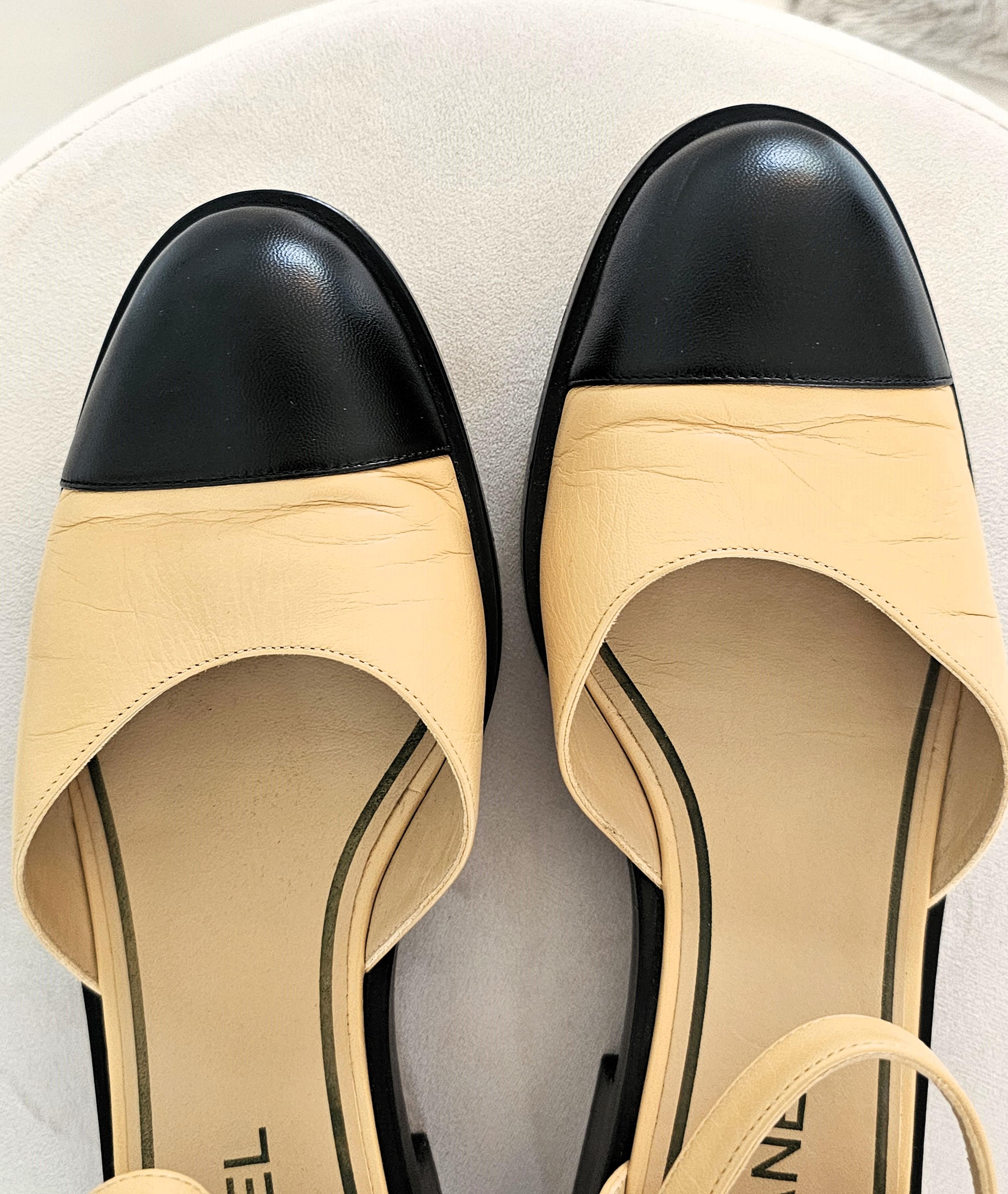 Chanel Mary Janes Chaussures ouvertes Beige Noir taille 42 avec CC doré Bon état - En vente à 'S-HERTOGENBOSCH, NL