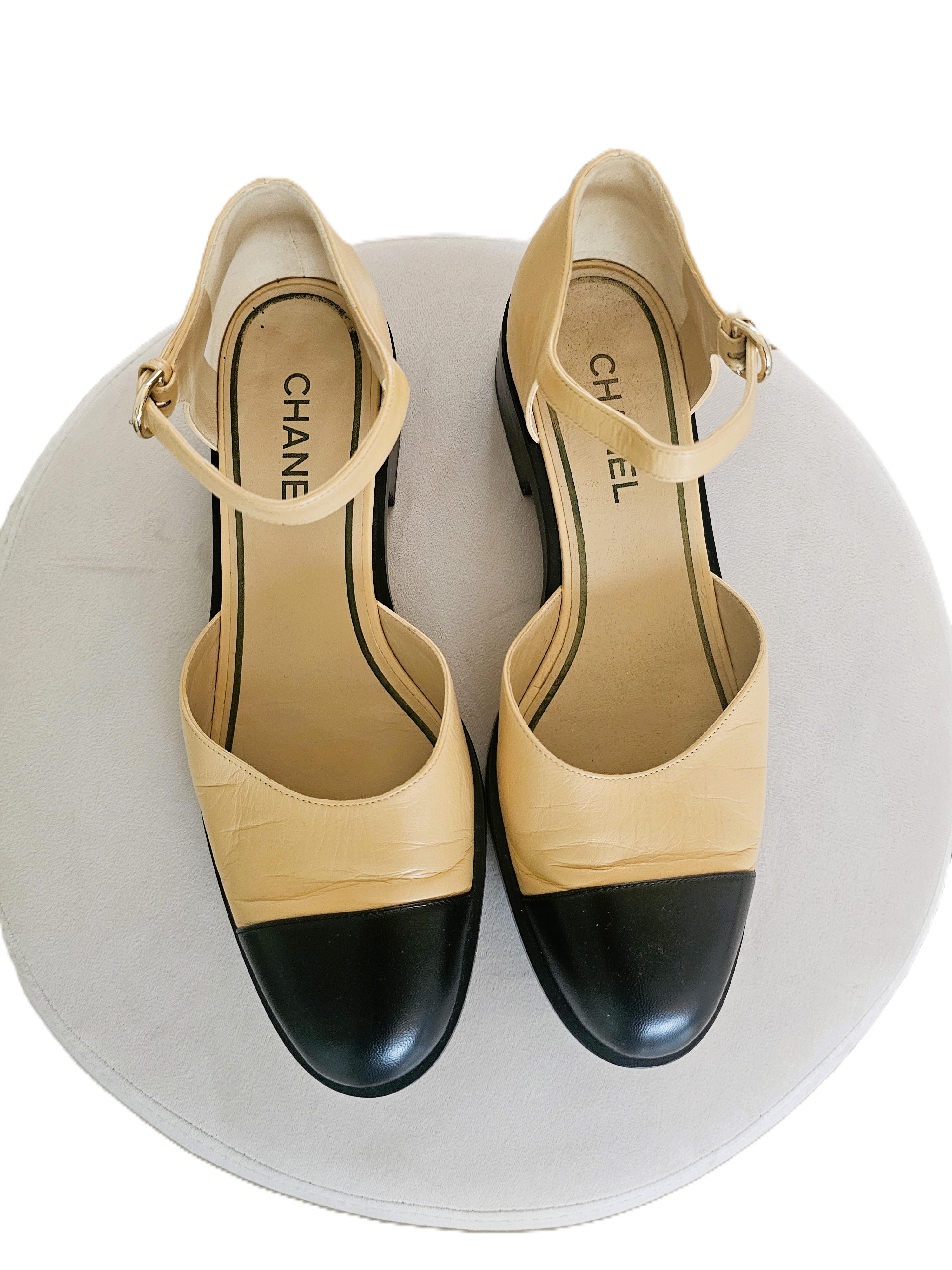 Chanel Mary Janes Chaussures ouvertes Beige Noir taille 42 avec CC doré Unisexe en vente