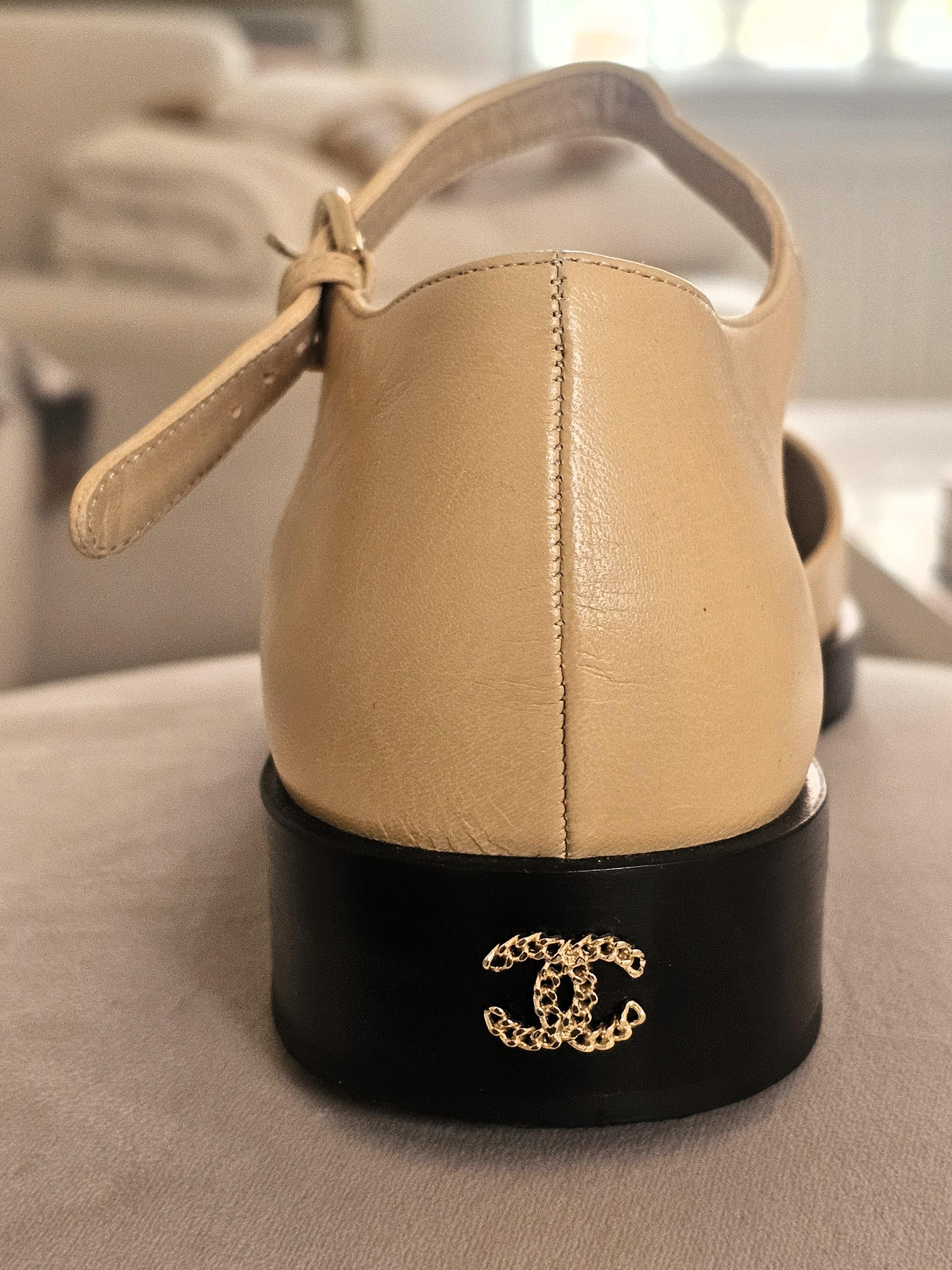 Chanel Mary Janes Chaussures ouvertes Beige Noir taille 42 avec CC doré en vente 1