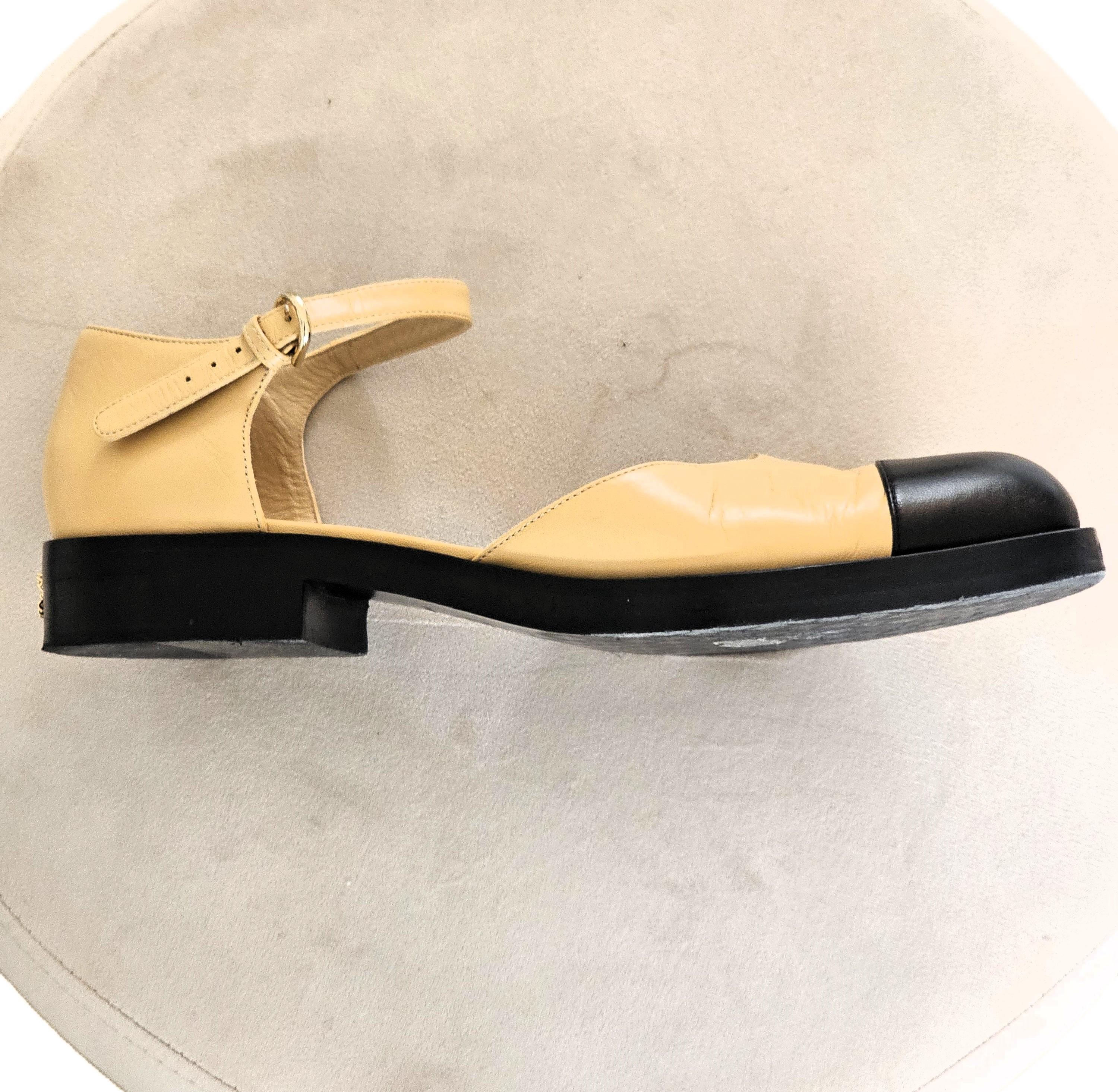 Chanel Mary Janes Chaussures ouvertes Beige Noir taille 42 avec CC doré en vente 2