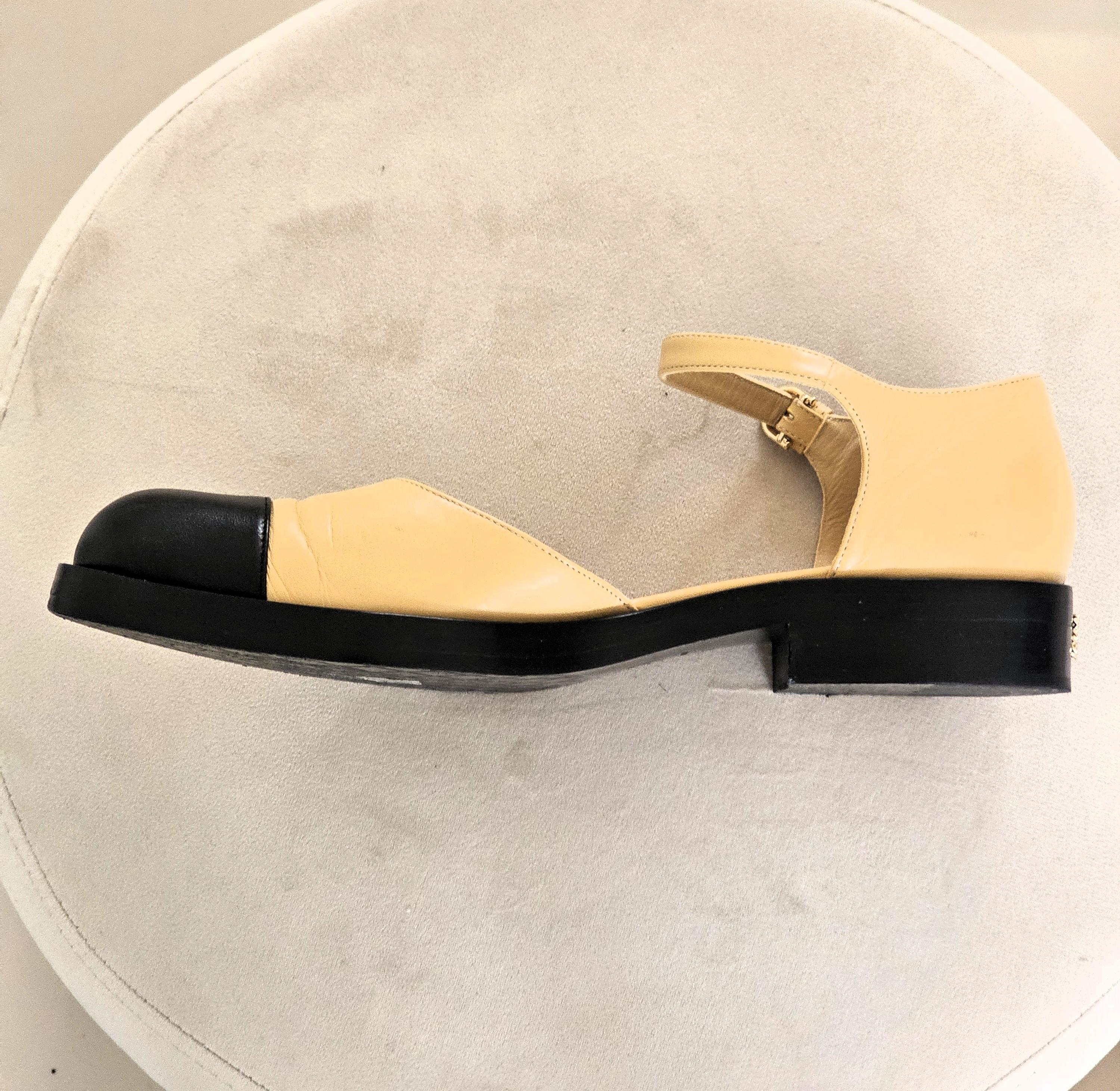 Chanel Mary Janes Chaussures ouvertes Beige Noir taille 42 avec CC doré en vente 3