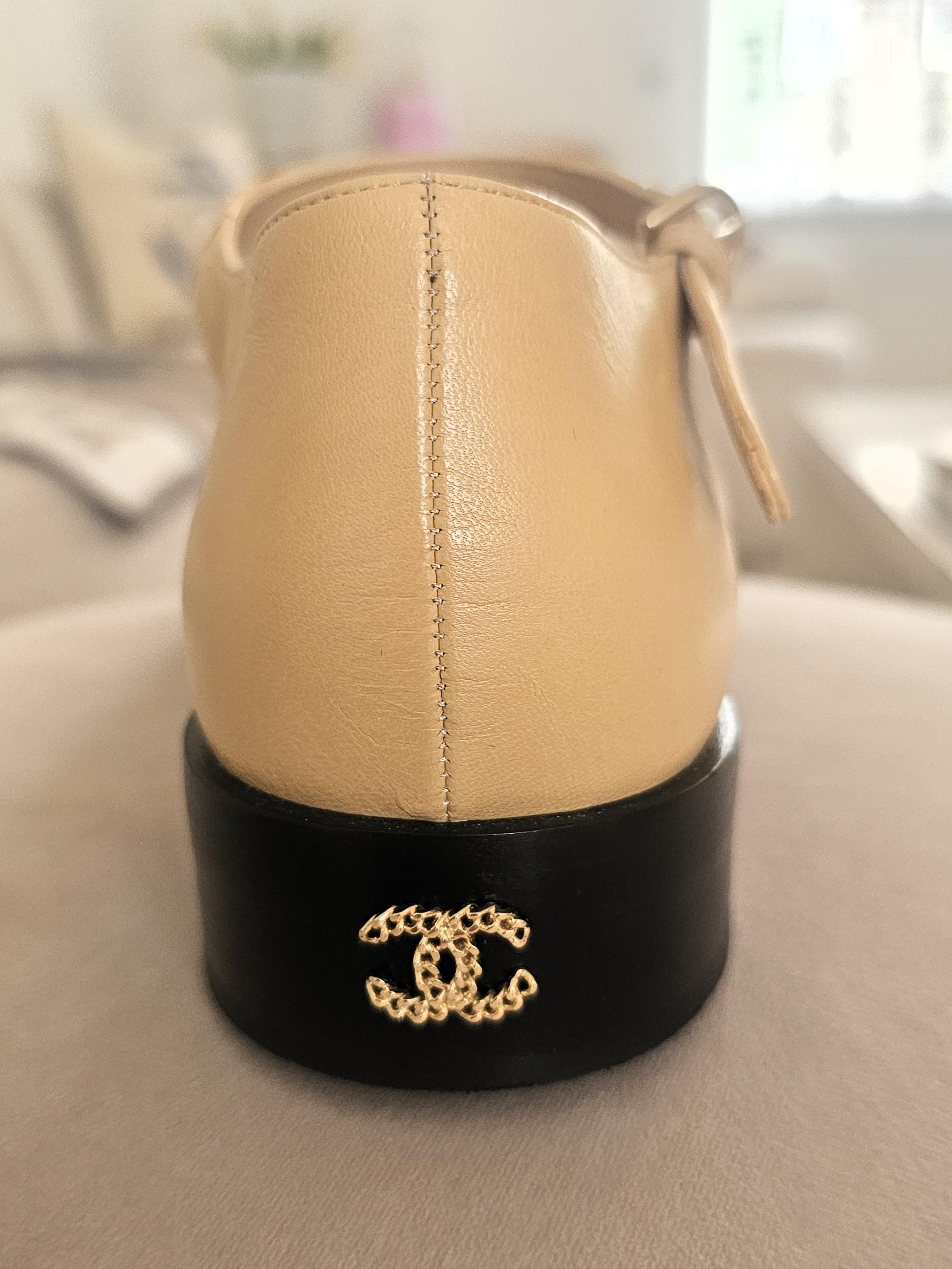 Chanel Mary Janes Chaussures ouvertes Beige Noir taille 42 avec CC doré en vente 4