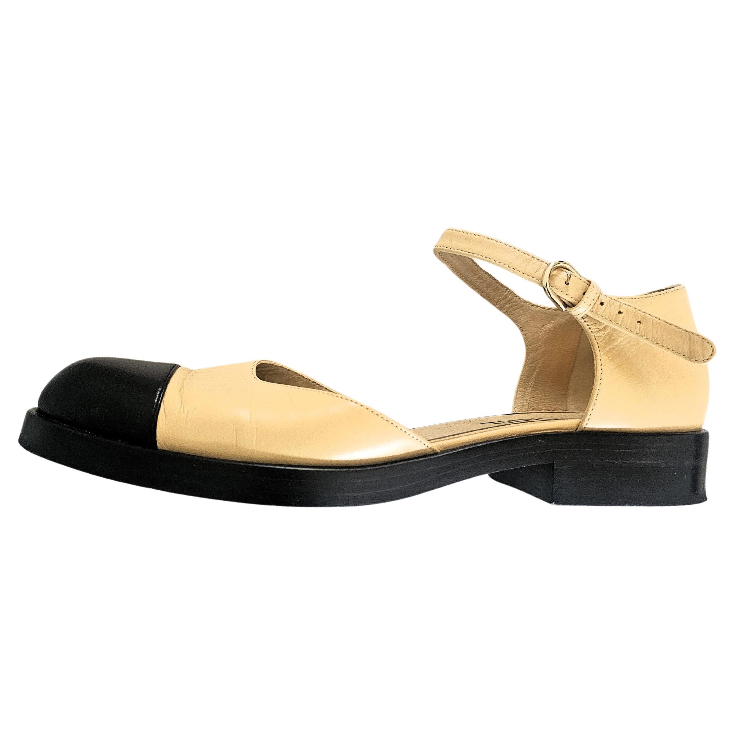 Chanel Mary Janes Chaussures ouvertes Beige Noir taille 42 avec CC doré