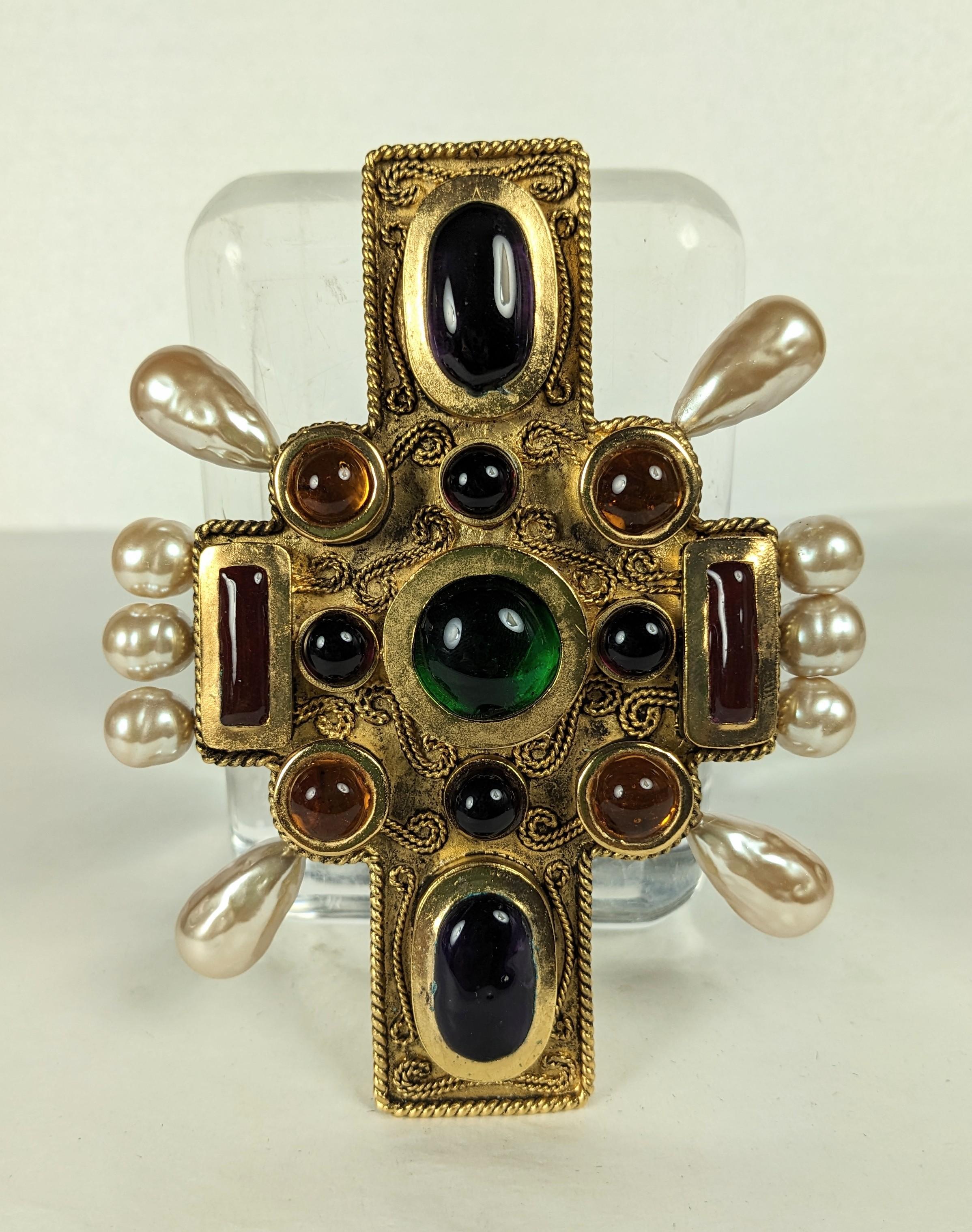 Massive Chanel-Kreuzbrosche in Smaragd-, Rubin-, Topas- und Amethysttönen aus gegossenen Glaskabochons mit faux-barocken runden und birnenförmigen Perlen. Verschlungenes Drahtgeflecht auf antikem Gold. Auf der Rückseite befindet sich eine Schlaufe