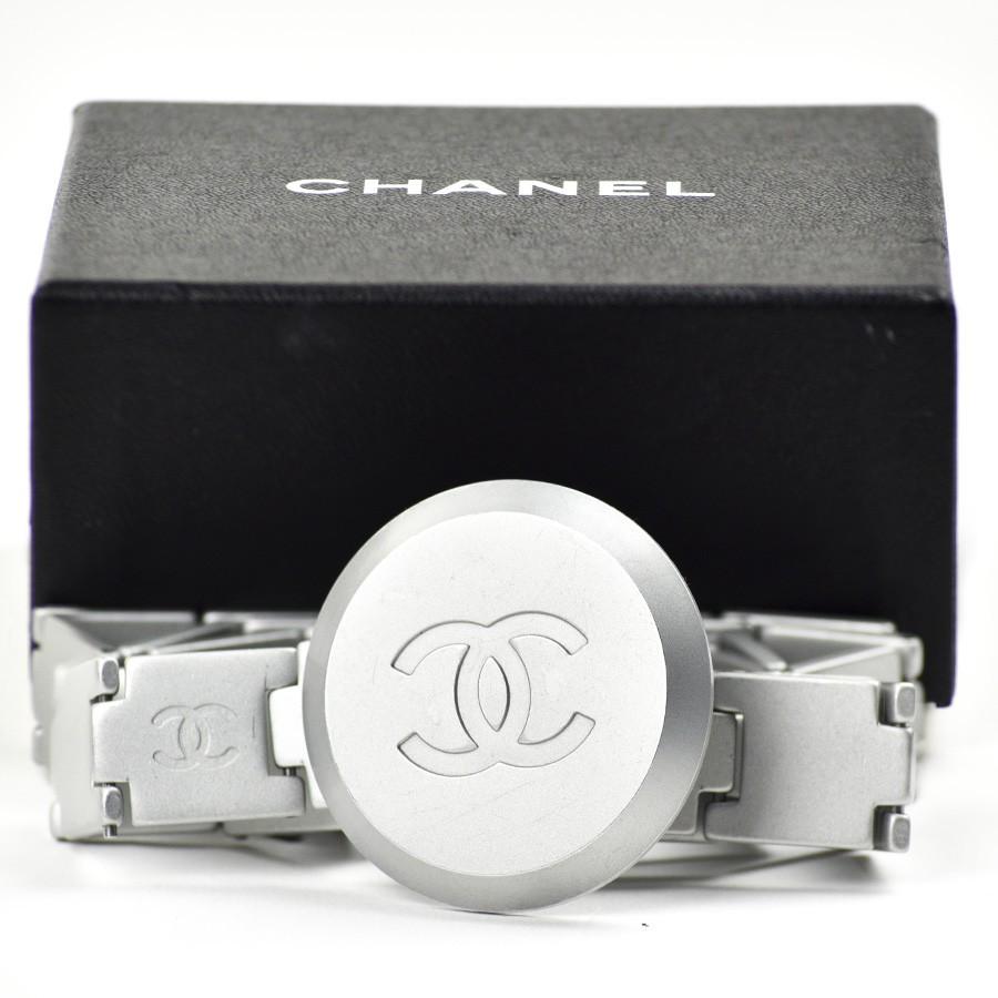 Very beautiful CHANEL belt articulated with CC logo engraved  on the round buckle. Size : 85FR
Made of mat silver tone base metal. Signed CHANEL Made in France on the oval plaque inside. Comes with its Chanel box.
In good vintage condition with