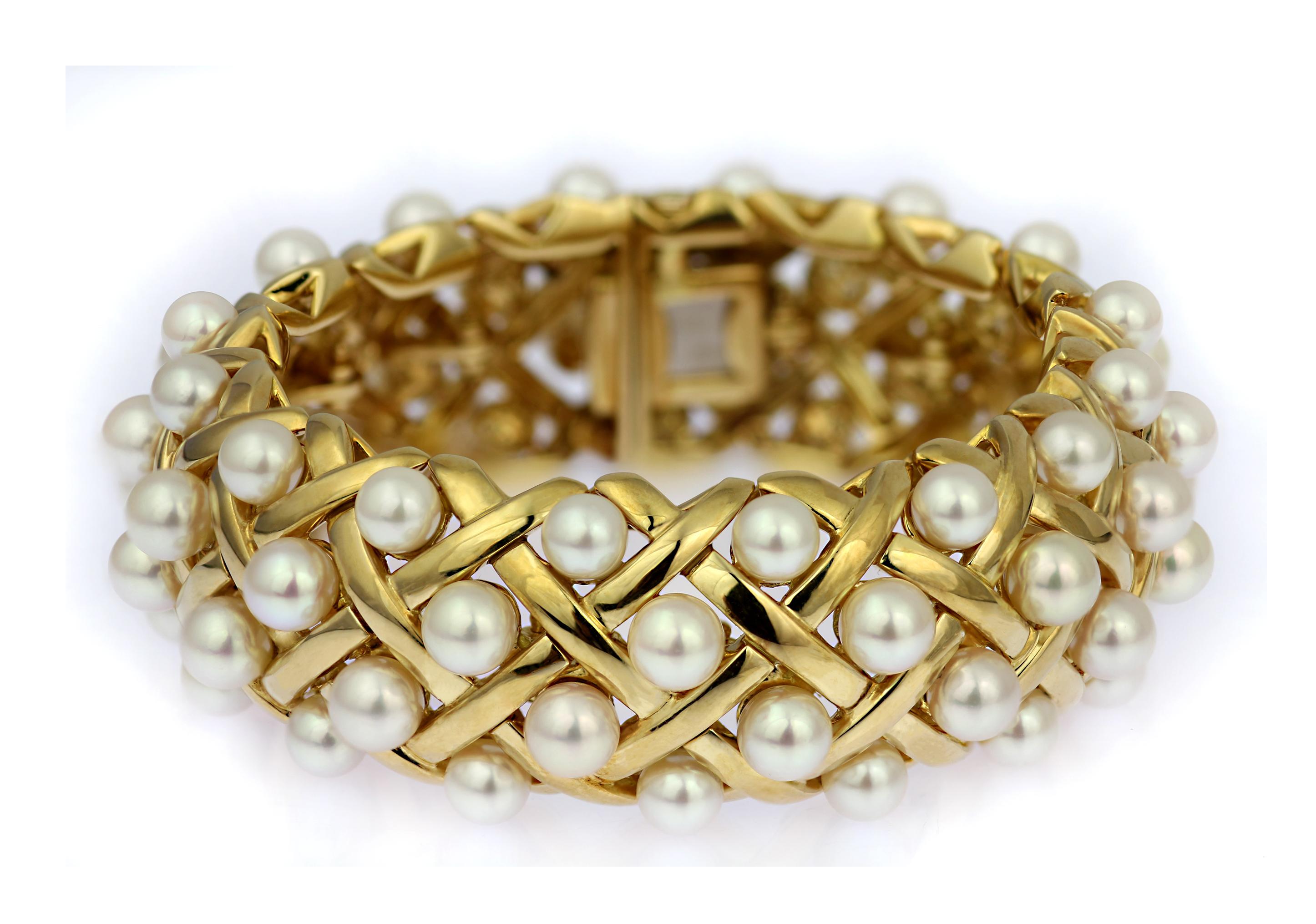 Round Cut Chanel Retro/Vintage 'Matelasse' 18ct gold and cultured pearl bangle For Sale