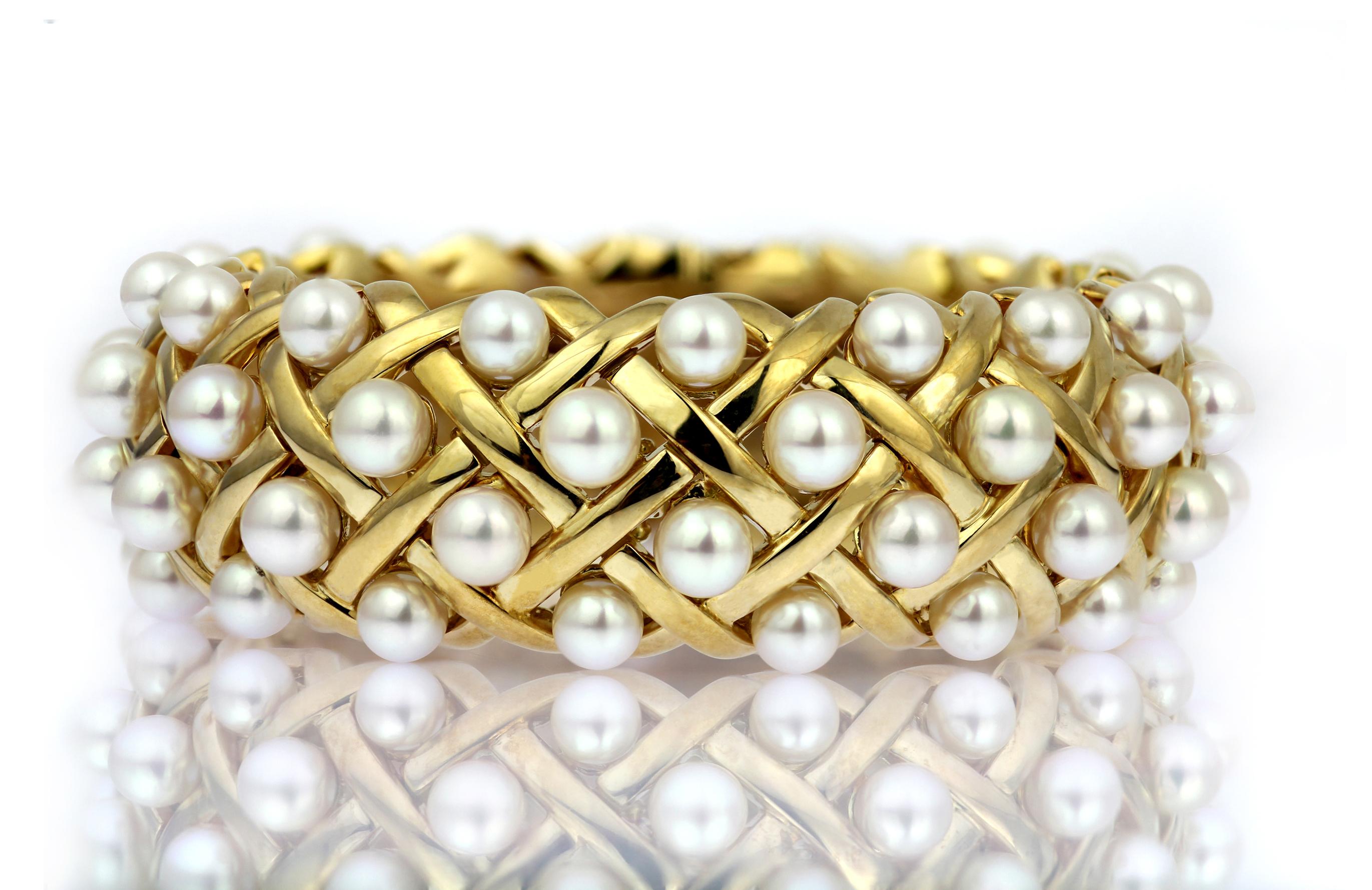 Chanel Retro/Vintage 'Matelasse' 18ct gold and cultured pearl bangle In Excellent Condition For Sale In London, GB