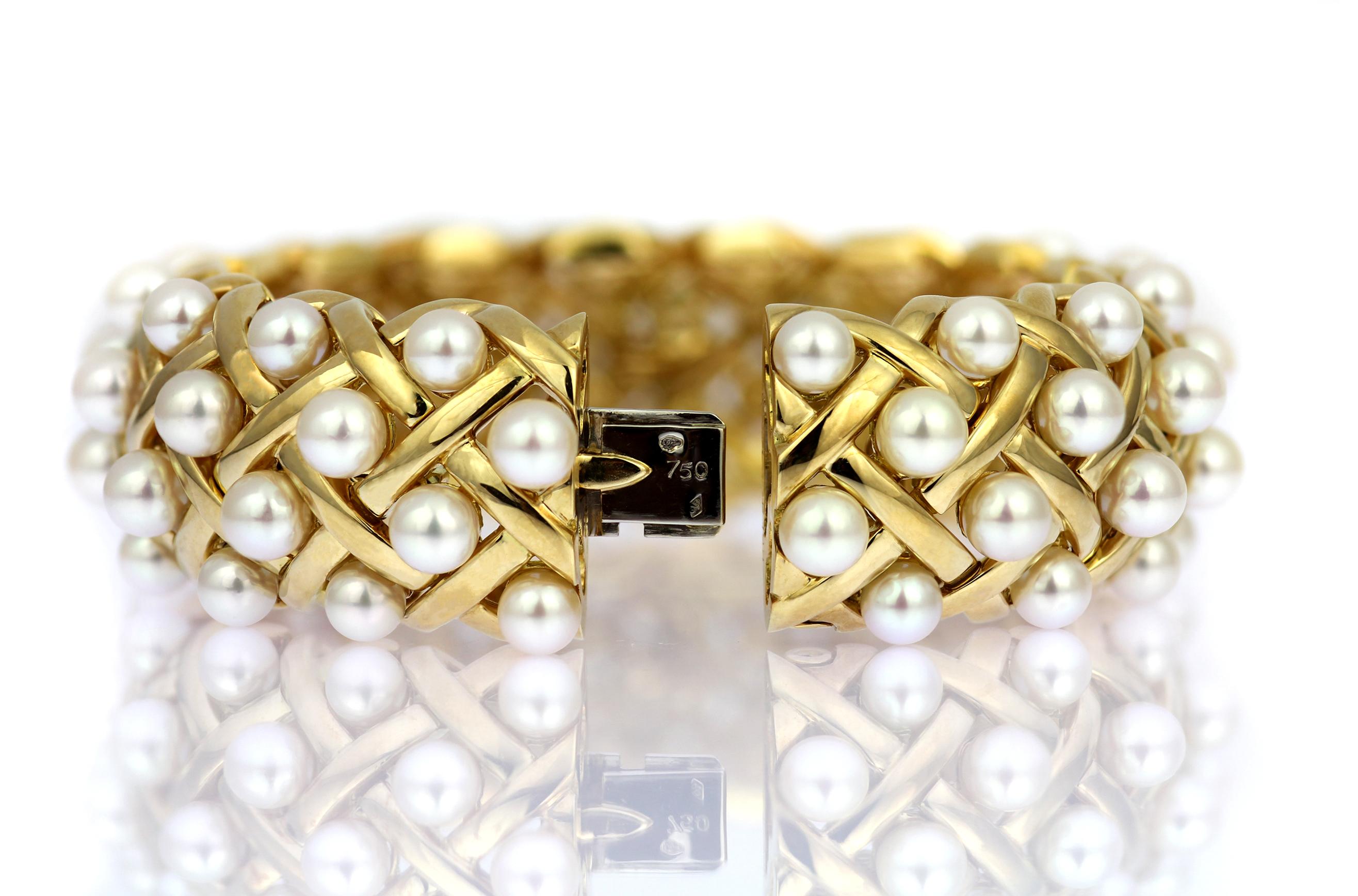 Chanel Retro/Vintage 'Matelasse' 18ct gold and cultured pearl bangle For Sale 2