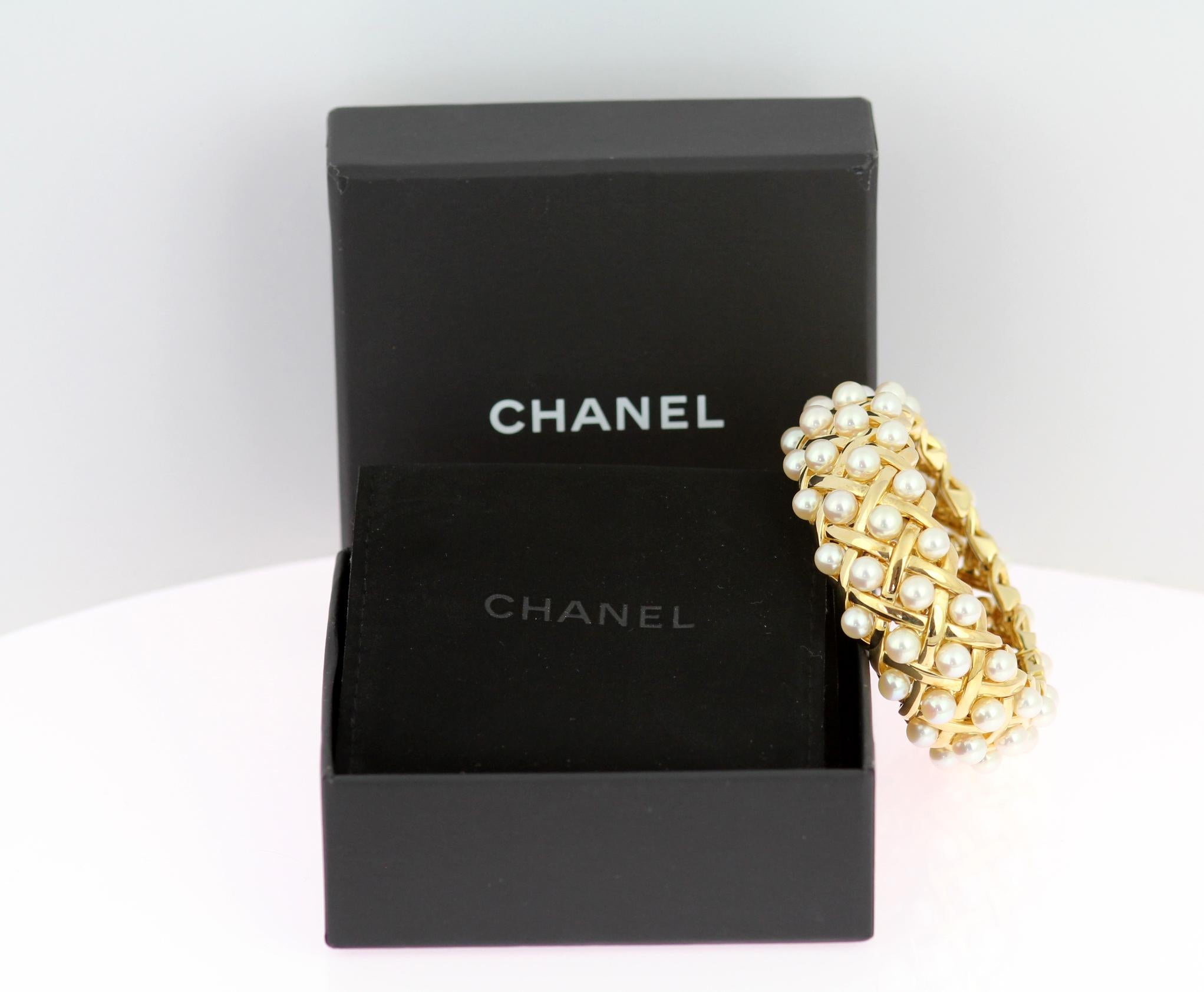 Chanel Retro/Vintage 'Matelasse' 18ct gold and cultured pearl bangle For Sale 3