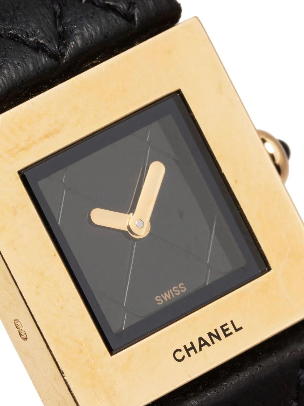 Eine Chanel-Uhr sollte das nächste Stück sein, das Sie Ihrer Uhrensammlung hinzufügen. Schlicht, klein und doch klassisch und raffiniert - diese Matelasse-Uhr von 1993 erfüllt alle Anforderungen. Zu den Merkmalen gehören ein quadratisches