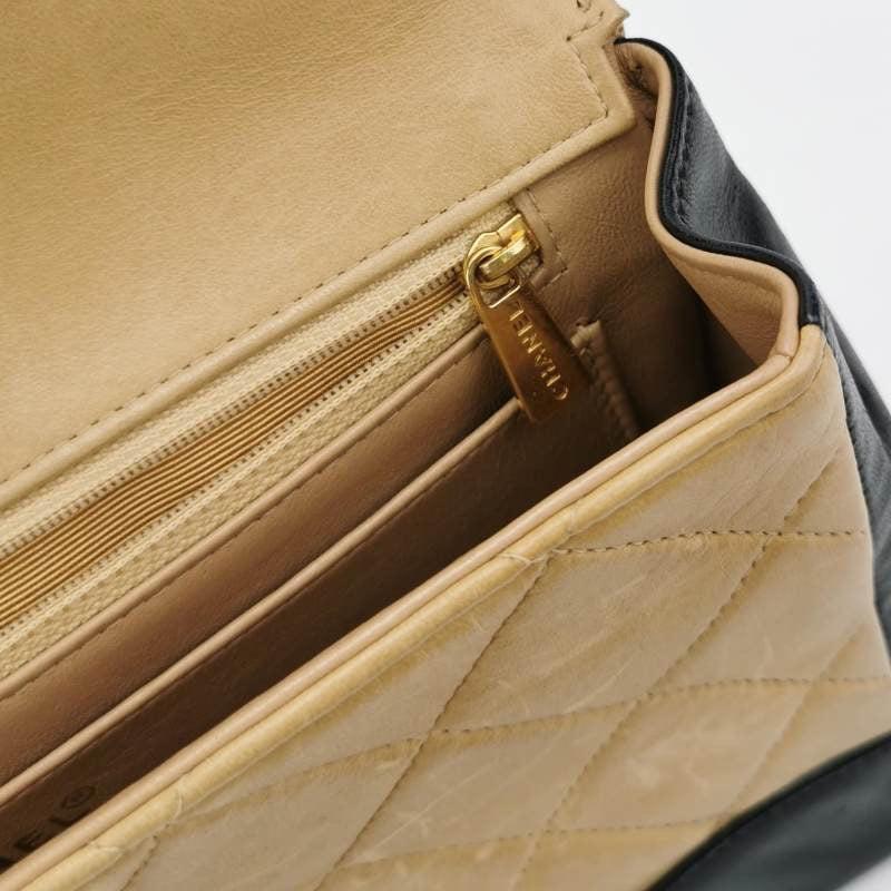 Chanel Matelasse 2.55 Bi-color Beige and Black Lambskin Leather Strap Bag en vente 6