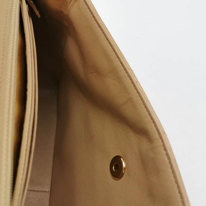 Chanel Matelasse 2.55 Bi-color Beige and Black Lambskin Leather Strap Bag en vente 7