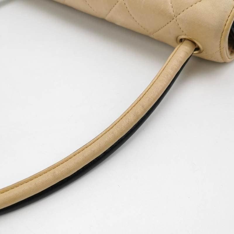 Chanel Matelasse 2.55 Bi-color Beige and Black Lambskin Leather Strap Bag en vente 8