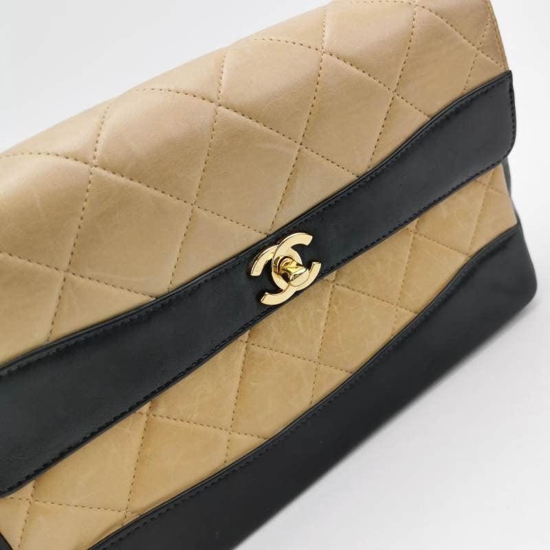 Chanel Matelasse 2.55 Bi-color Beige and Black Lambskin Leather Strap Bag en vente 1