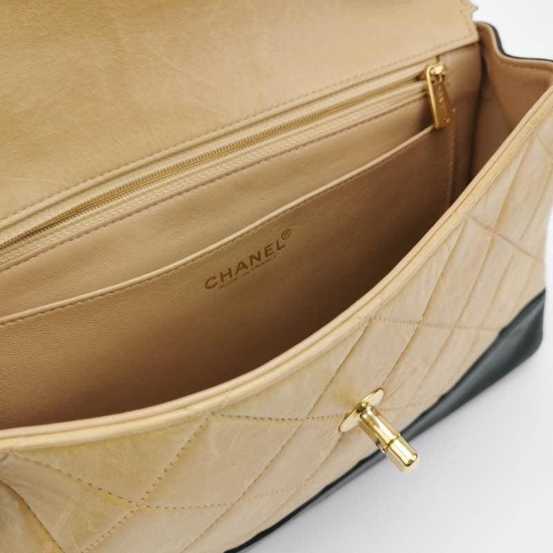 Chanel Matelasse 2.55 Bi-color Beige and Black Lambskin Leather Strap Bag en vente 2