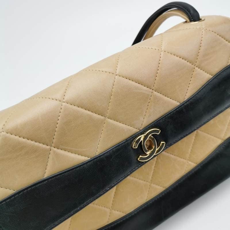 Chanel Matelasse 2.55 Bi-color Beige and Black Lambskin Leather Strap Bag en vente 4