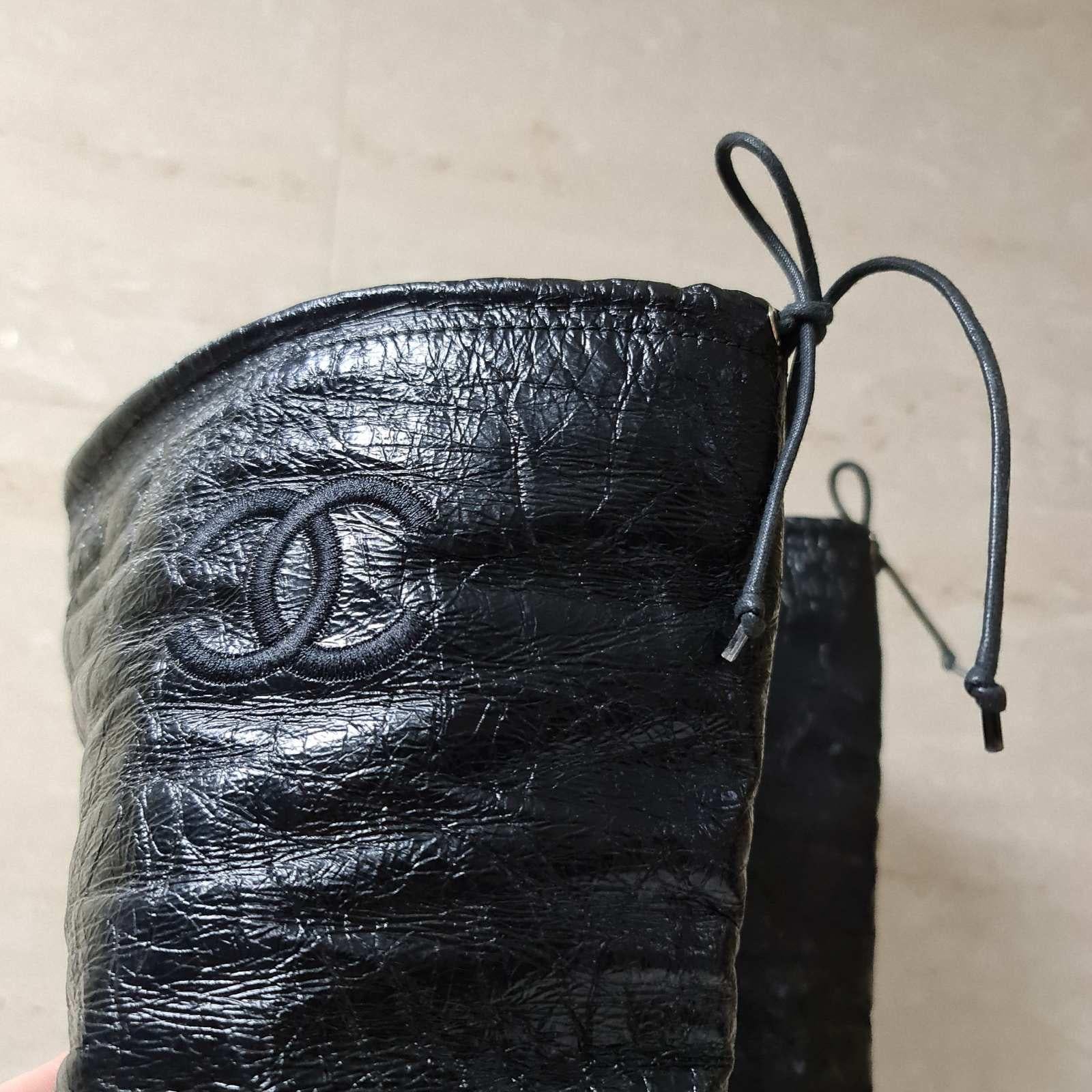 Chanel Botas a la rodilla de piel negra Matelasse en Excelente Estado en Krakow, PL
