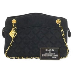 Chanel Matelassé – Schwarze Wildleder-Schultertasche in mittlerer Größe mit goldenen Doppelketten und Coco-Anhänger