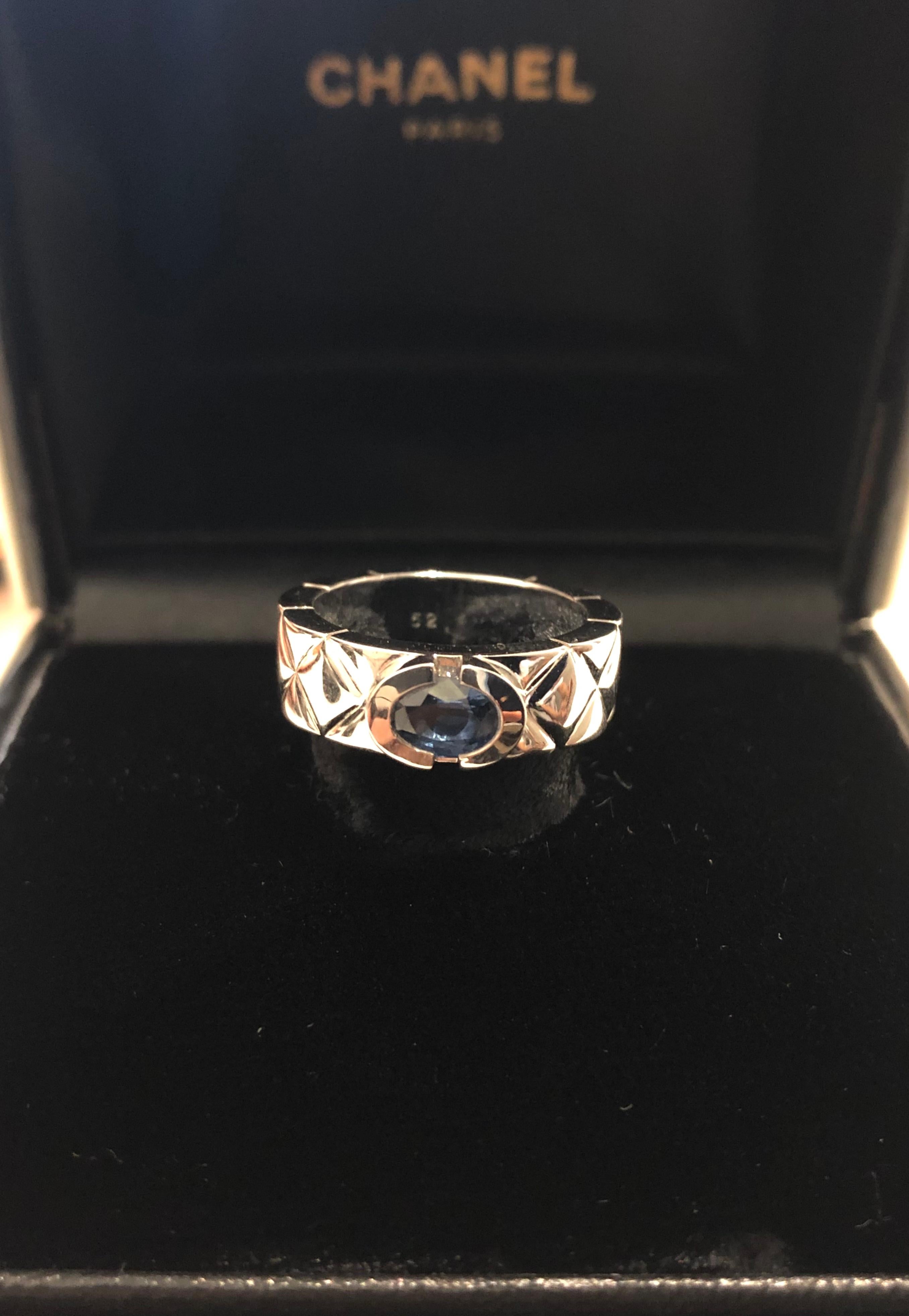 CHANEL band ring set in 18K white gold with Matelasse pattern centered a faceted oval blue sapphire. Weighs approximately 12.58 grams. Comes with box.

Stamped CHANEL 750 52 15T 527

Size 5.75 (US) 51.5 (EU)

Condition: Excellent with very minor