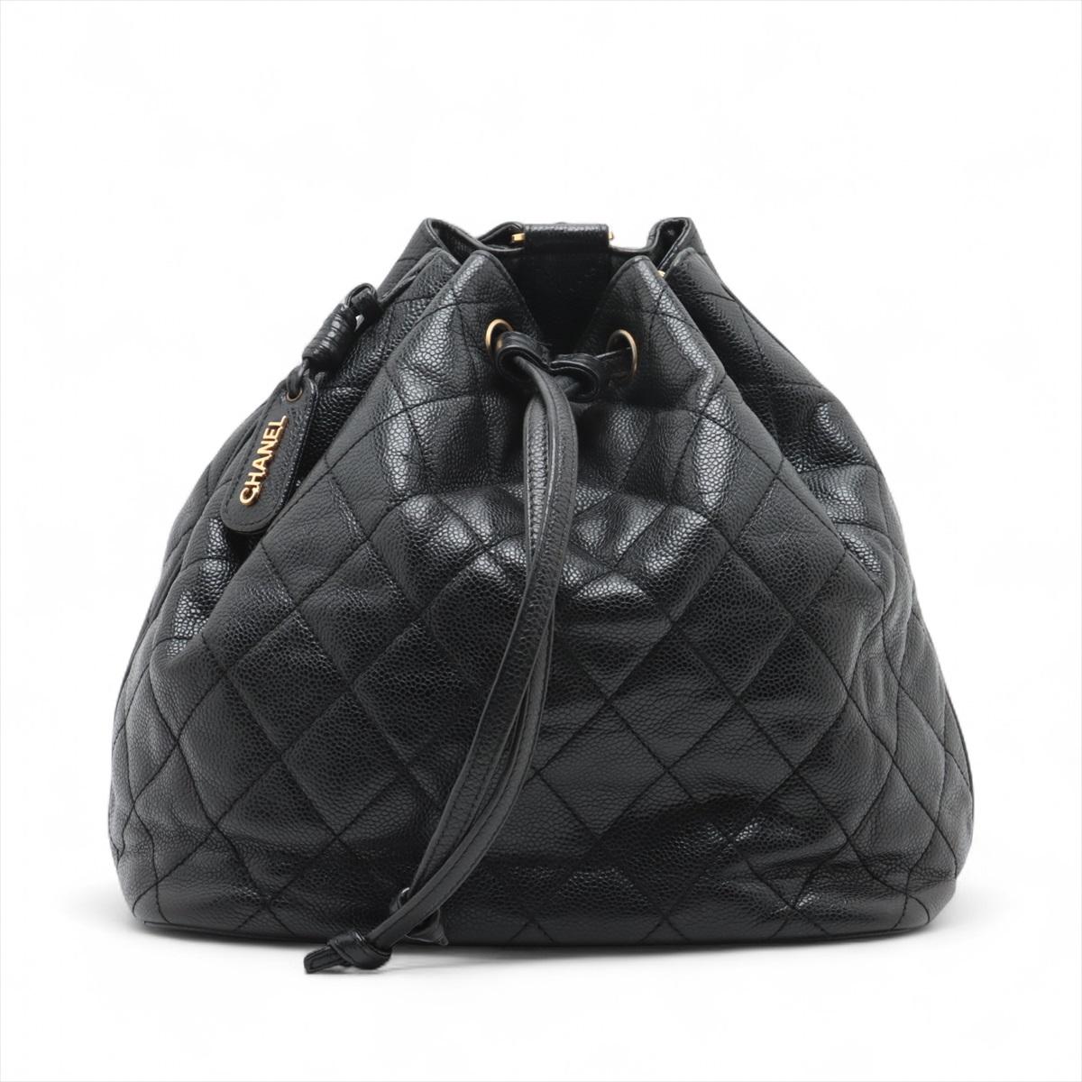 Der Chanel Matelassé Caviar Skin Chain Drawstring Backpack in Schwarz ist ein luxuriöses und zeitloses Accessoire aus dem für die Marke charakteristischen gesteppten Kaviarleder, das für seine Langlebigkeit und elegante Textur bekannt ist. Der