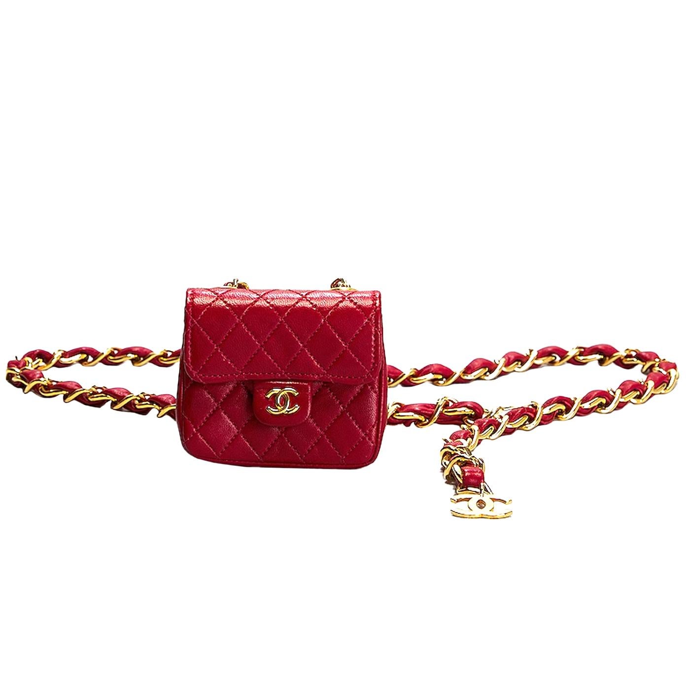 Este bolso clásico está finamente compuesto de piel de cordero acolchada. El bolso lleva una cadena de Matelasse con el logotipo de Chanel CC. Fabricado en Francia. Este bolso Chanel está ligeramente desgastado, tiene arrugas y desgaste en la piel
