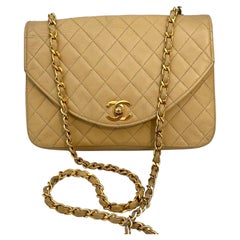 CHANEL Matelasse Umhängetasche aus Leder mit Kette in Beige mit CC-Logo, Vintage