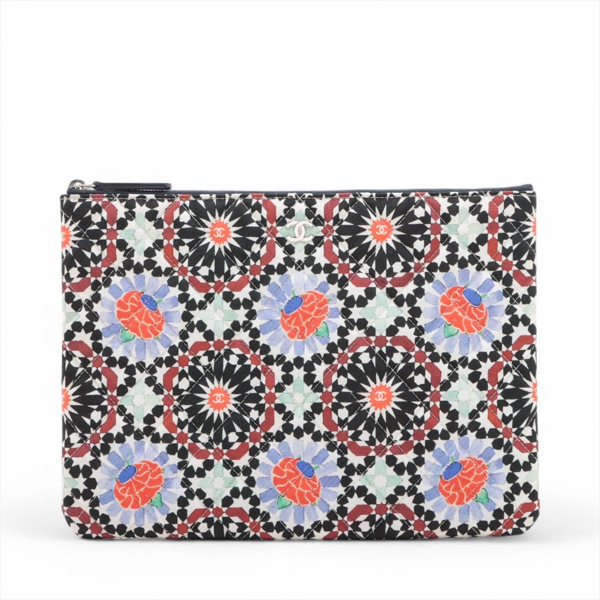 La pochette Chanel Matelassé Flower Canvas Nylon Clutch Bag en multicolore est un accessoire vibrant et ludique qui met en valeur le flair de la marque pour combiner le design classique avec l'expression artistique. Fabriquée en toile de nylon