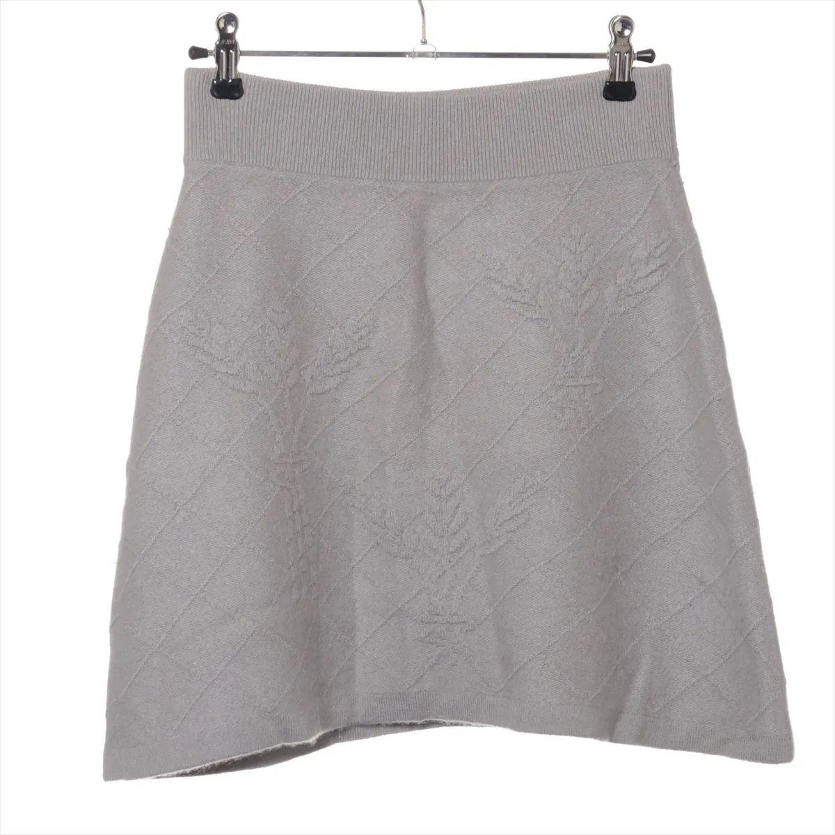 La Falda de Punto Chanel Matelassé en gris es una pieza refinada que combina la elegancia clásica con la comodidad moderna. Confeccionado en punto suave de alta calidad, presenta la icónica textura matelassé de inspiración acolchada que refleja los