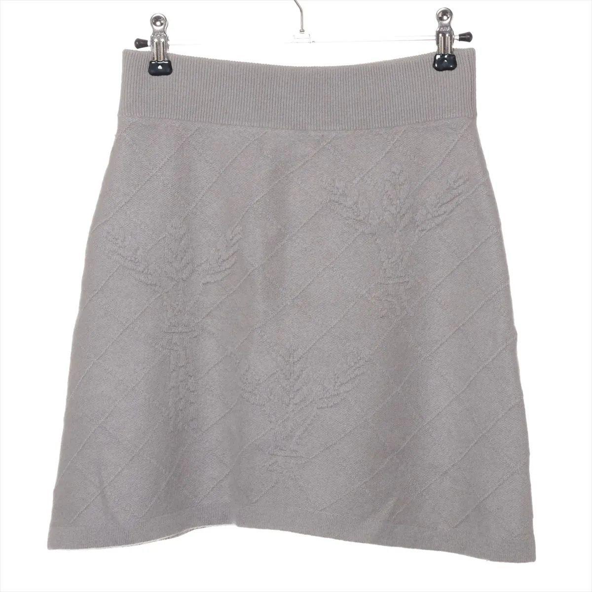 Chanel Falda de Punto Matelasse Gris en Bueno estado para la venta en Humacao, PR