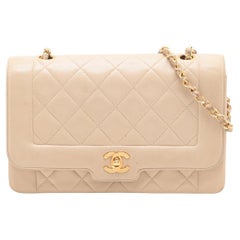 Chanel sac à rabat unique en cuir d'agneau matelassé beige