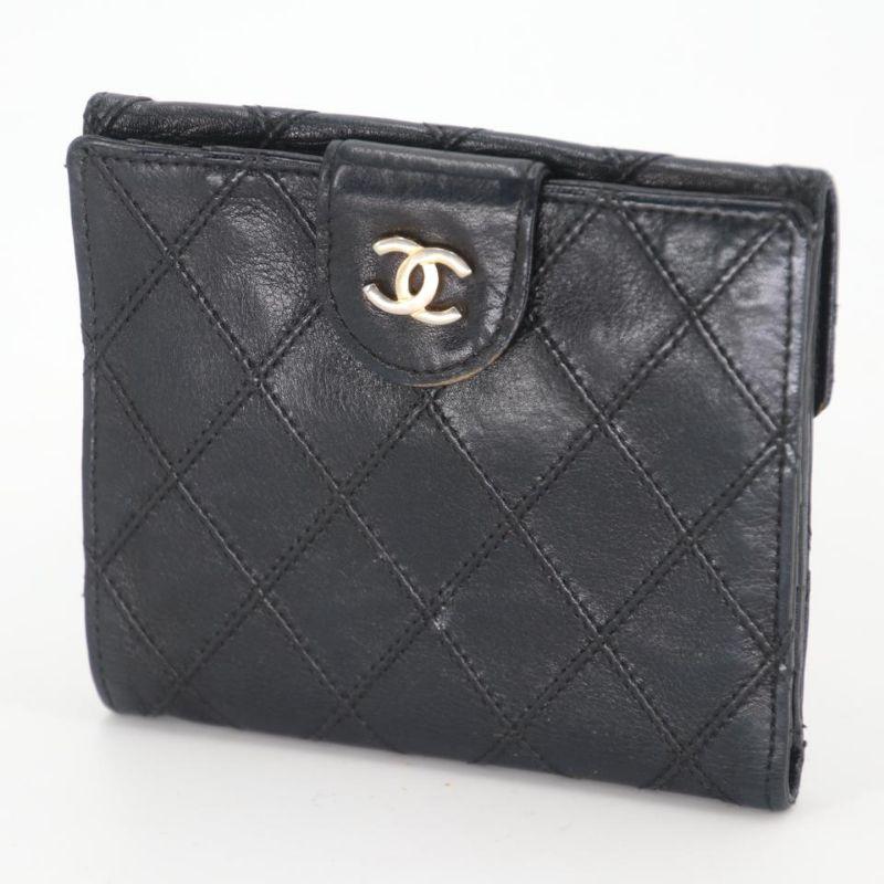 Chanel Matelasse Quilted Lambskin Flap Wallet CC-1104p-0006

This Chanel Black Quilted Lambskin Leather French Purse Wallet is perfect if you are seeking something chic and luxurious to organize your essentials such as bills, credit cards and coins.
