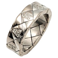 Chanel, bague matelassée logo matelassée en or blanc 18 carats avec accents de diamants