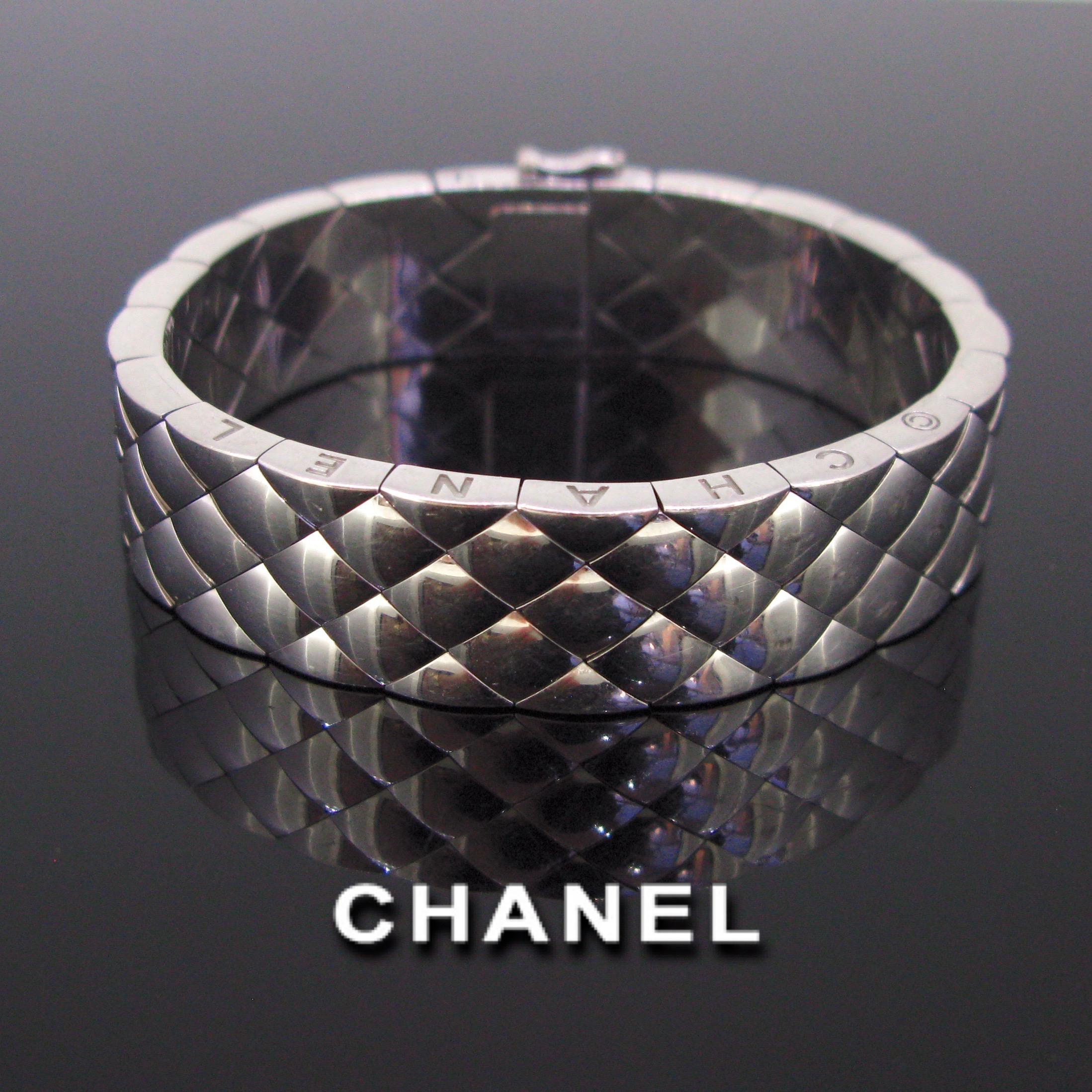 This fabulous Chanel Matelasse bracelet features a semi flexible quilted pattern in 18k white gold. It is marked with the eagle’s head. The ring comes with its Chanel pouch. It is signed Chanel and numbered on the side of the rim. It is size T1