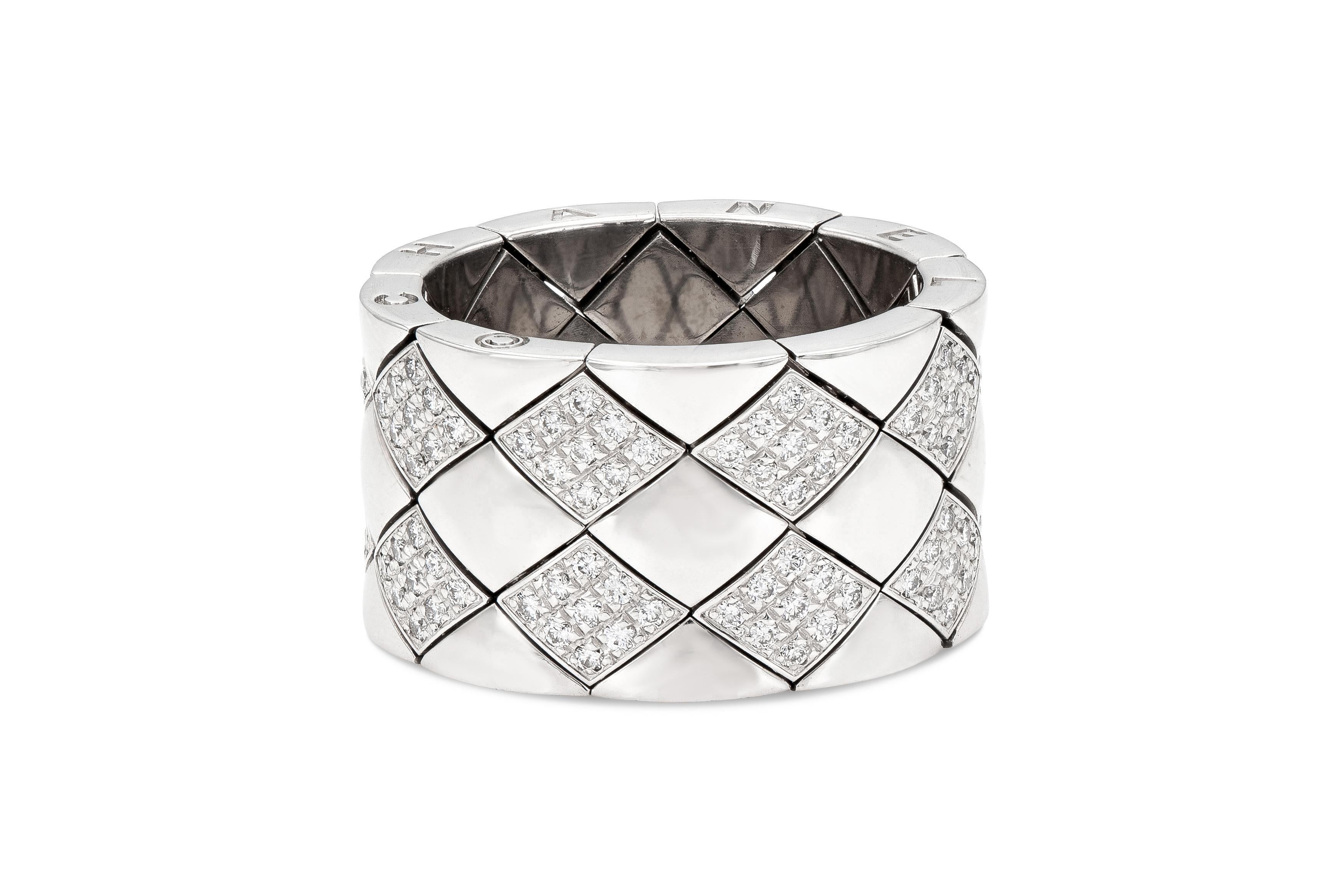 Finamente elaborada en oro blanco de 18 quilates con diamantes redondos talla brillante de un peso total aproximado de 1,40 quilates, estampada con la firma CHANEL en el borde lateral. 
Firmado por Chanel
Talla 8