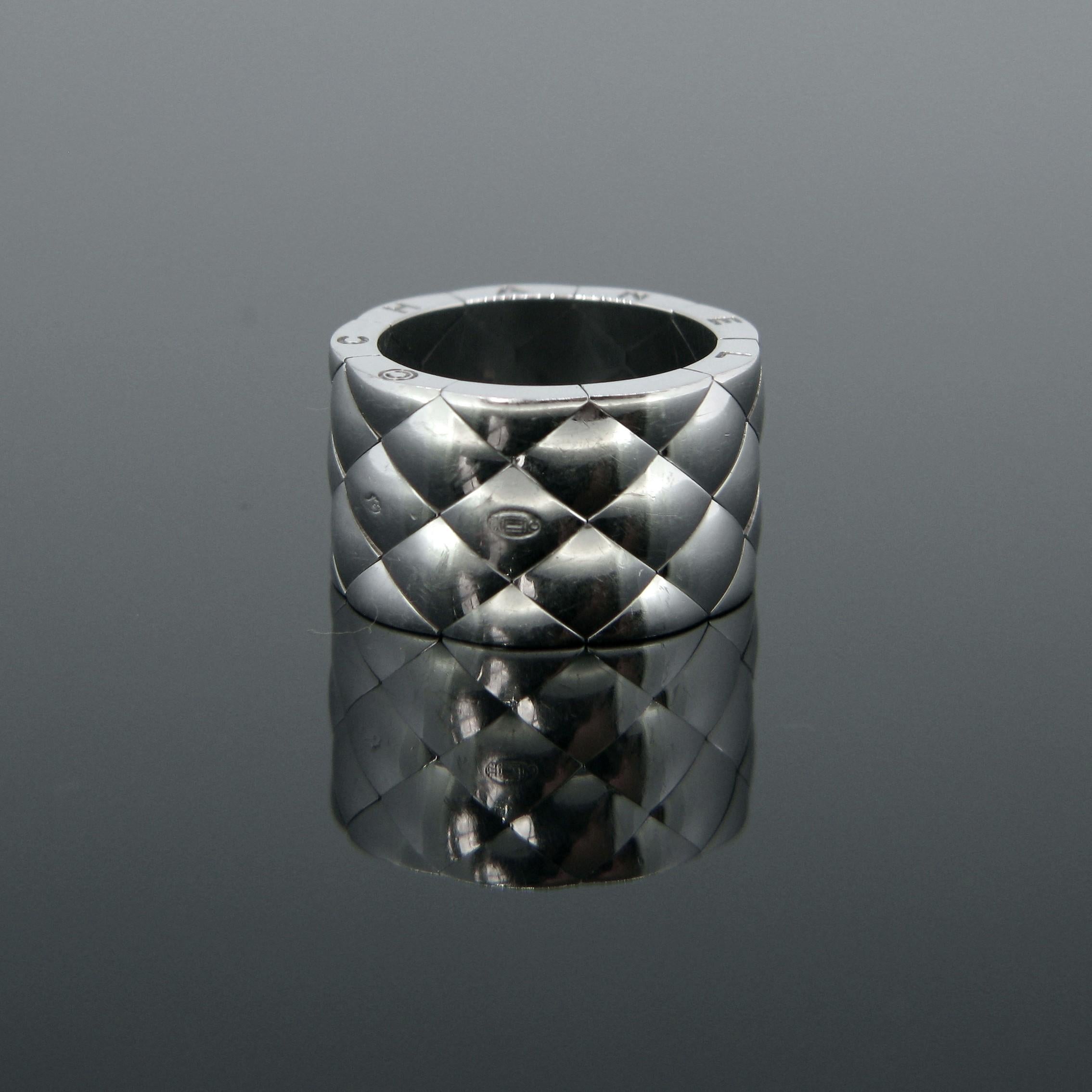 This fabulous Chanel Matelasse ring features a semi flexible quilted pattern in 18k white gold. It is marked with the eagle’s head. The ring comes with its Chanel pouch. It is signed Chanel and numbered on the side of the band.


Weight: