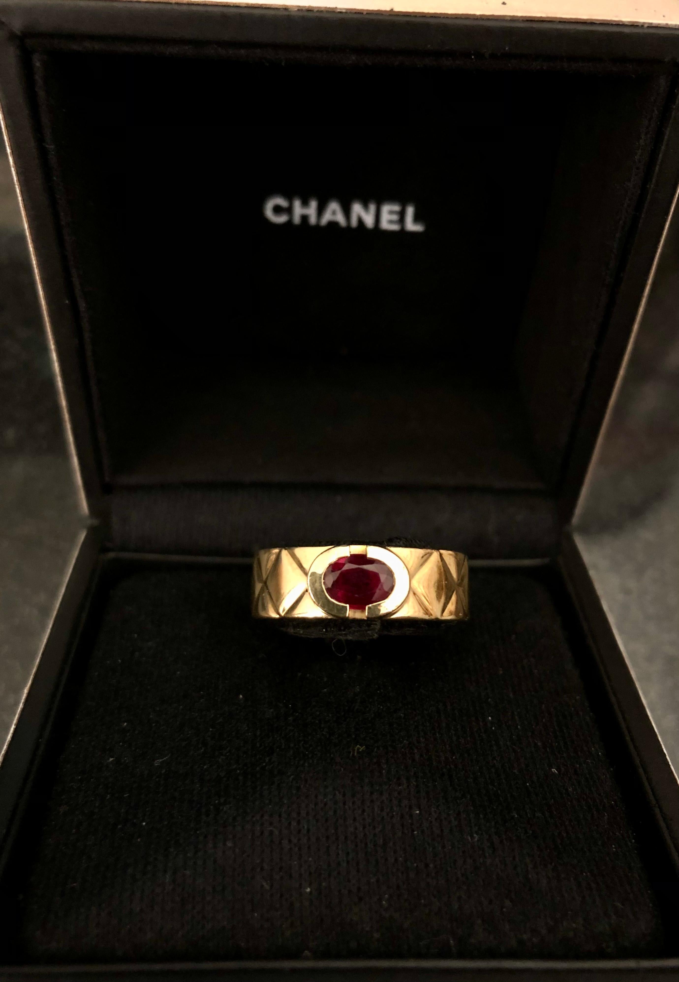 Oval Cut Chanel Matelasse Ruby 18K Yellow Gold Band Ring Size 6
