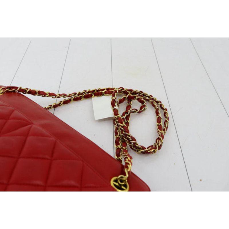 Chanel Matelasse Schultertasche aus gestepptem rotem Lammleder, goldfarbene Beschläge, zwei offene Taschen auf der Vorderseite, mit rotem Leder verflochtener Kettenschulterriemen, Reißverschluss am oberen Hauptfach und rotes Lederinnenfutter mit