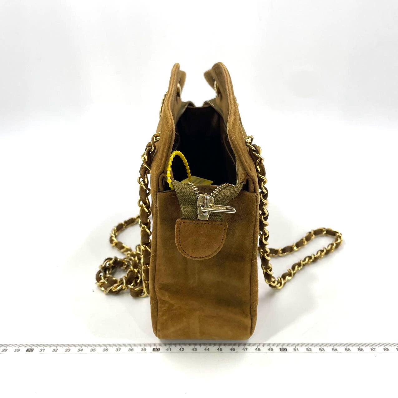 Chanel Matelasse Tan Brown Suede Gold Double Chain Coco Charm Medium Shoulder Bag
 Il s'agit de photos professionnelles du sac.
 Authentique sac à main Chanel vintage en daim matelassé avec d'élégantes chaînes dorées en cuir. Cette pièce vintage