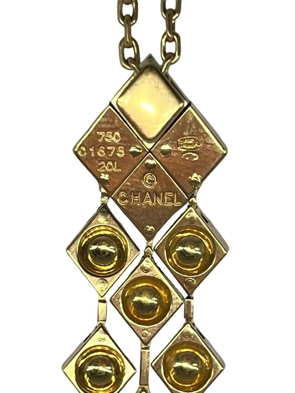 Découvrez le charme intemporel de ce collier matelassé vintage de Chanel, réalisé en or jaune 18 carats (750/1000). Cette élégante pièce est signée, numérotée et poinçonnée, garantissant son authenticité et la qualité exceptionnelle de