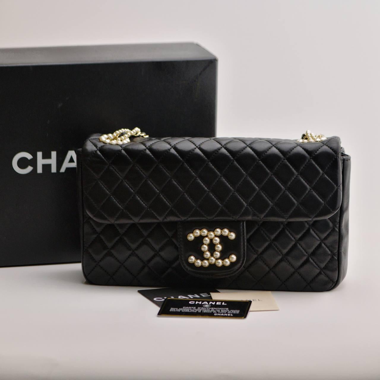 SKU	33301676
Viene fornito con	Scatola Chanel / Scheda di autenticazione
Data	2012
Modello	Borsa classica con patta
Numero di serie	15******
Metallo	Placcato oro
I materiali	Pelle di vitello
Condizione	Eccellente
Altre informazioni	Dimensioni: 15cm
