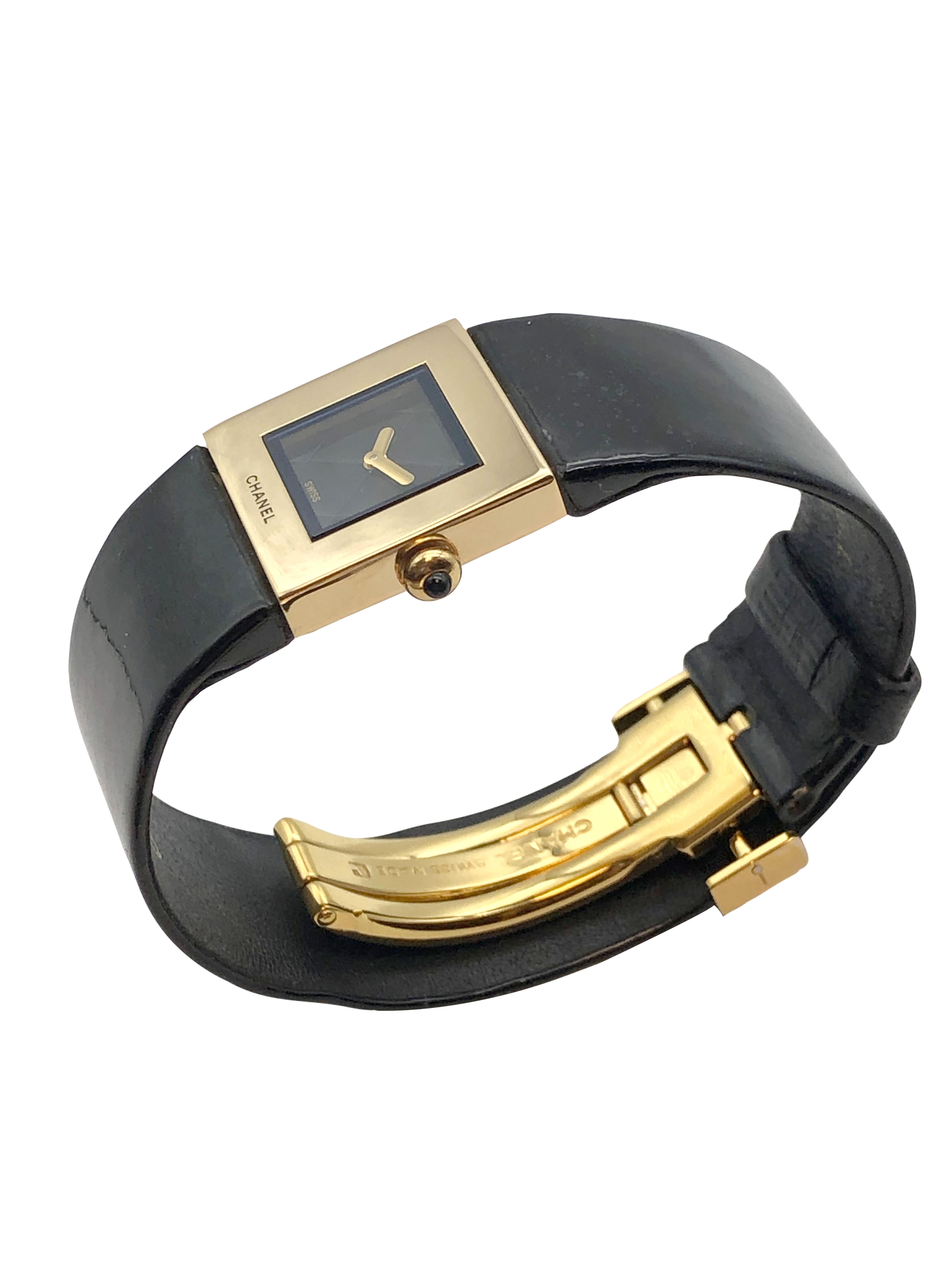 CIRCA 2000 Chanel Matelasse Damen Armbanduhr, 19 X 19 MM 18K Gelbgold 2 Stück Gehäuse, Quarzwerk, schwarz gesteppte Zifferblatt, Gold Zeiger und ein Stein gesetzt Krone. Schwarzes Lacklederarmband mit vergoldeter Faltschließe. Uhr Länge 6 1/2 Zoll