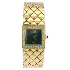 Chanel Montre matellasse pour femme en or jaune 18 carats avec lunette en diamants