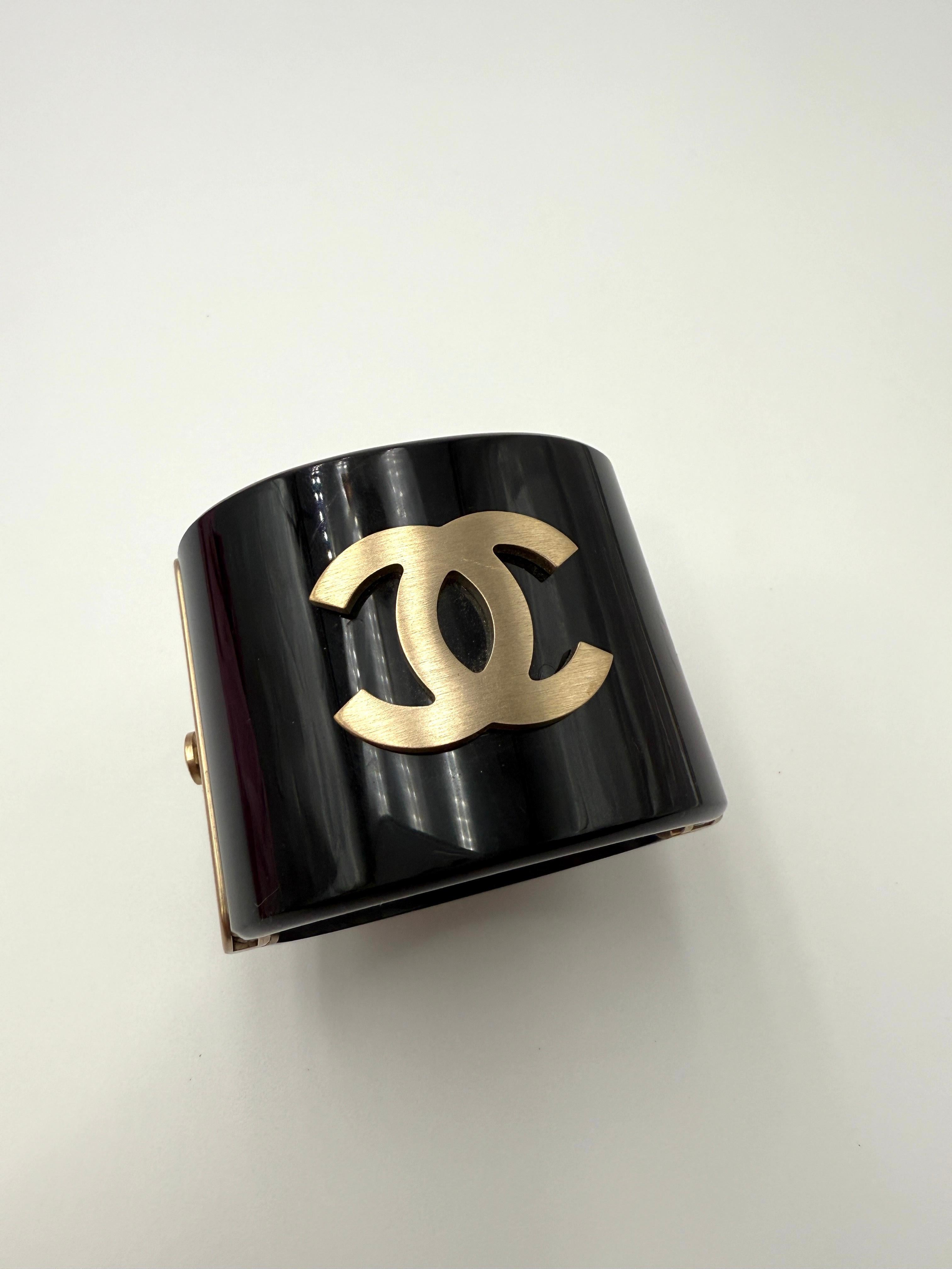 Bracciale con bambola matrioska Chanel - Raro pezzo da collezione (2010) In condizioni buone in vendita a San Francisco, CA