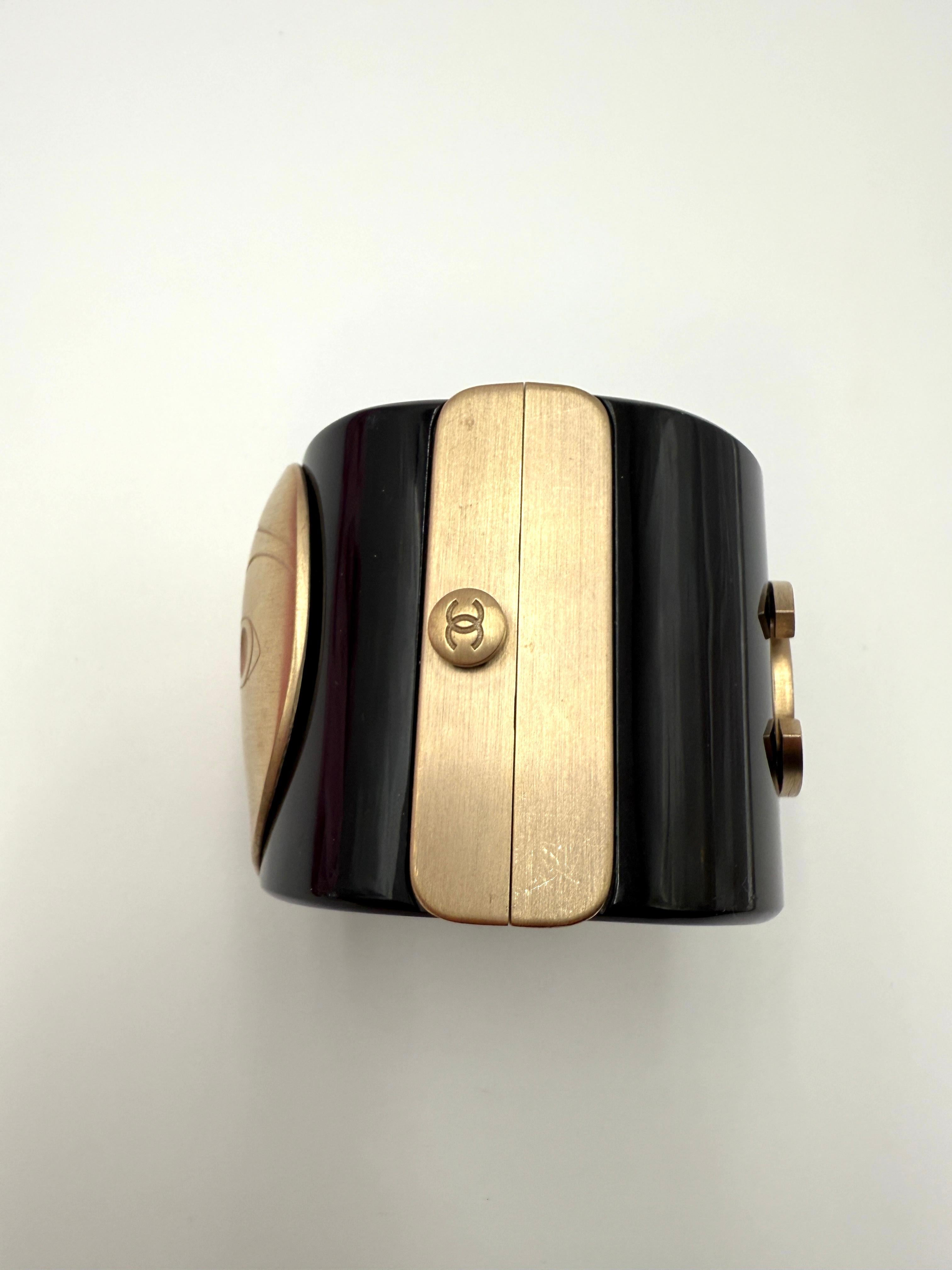 Donna Bracciale con bambola matrioska Chanel - Raro pezzo da collezione (2010) in vendita
