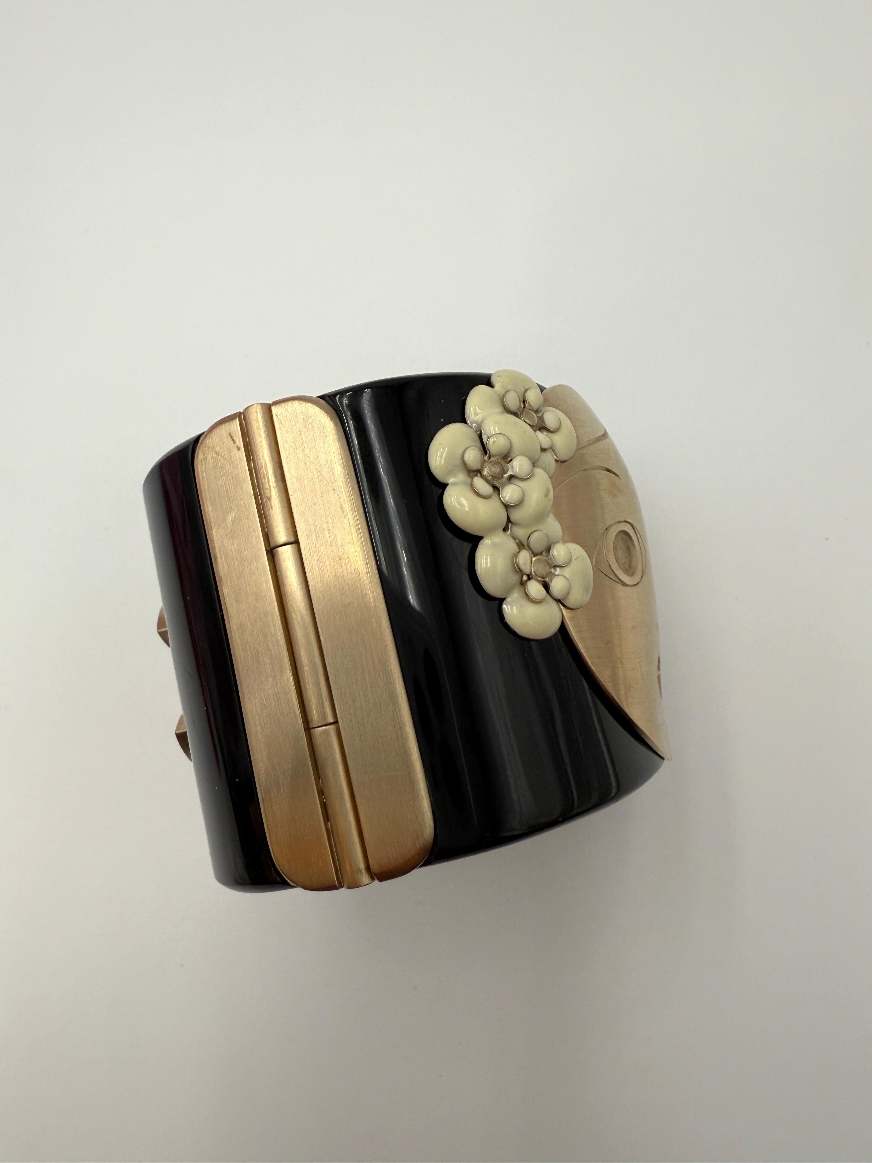 Bracciale con bambola matrioska Chanel - Raro pezzo da collezione (2010) in vendita 1