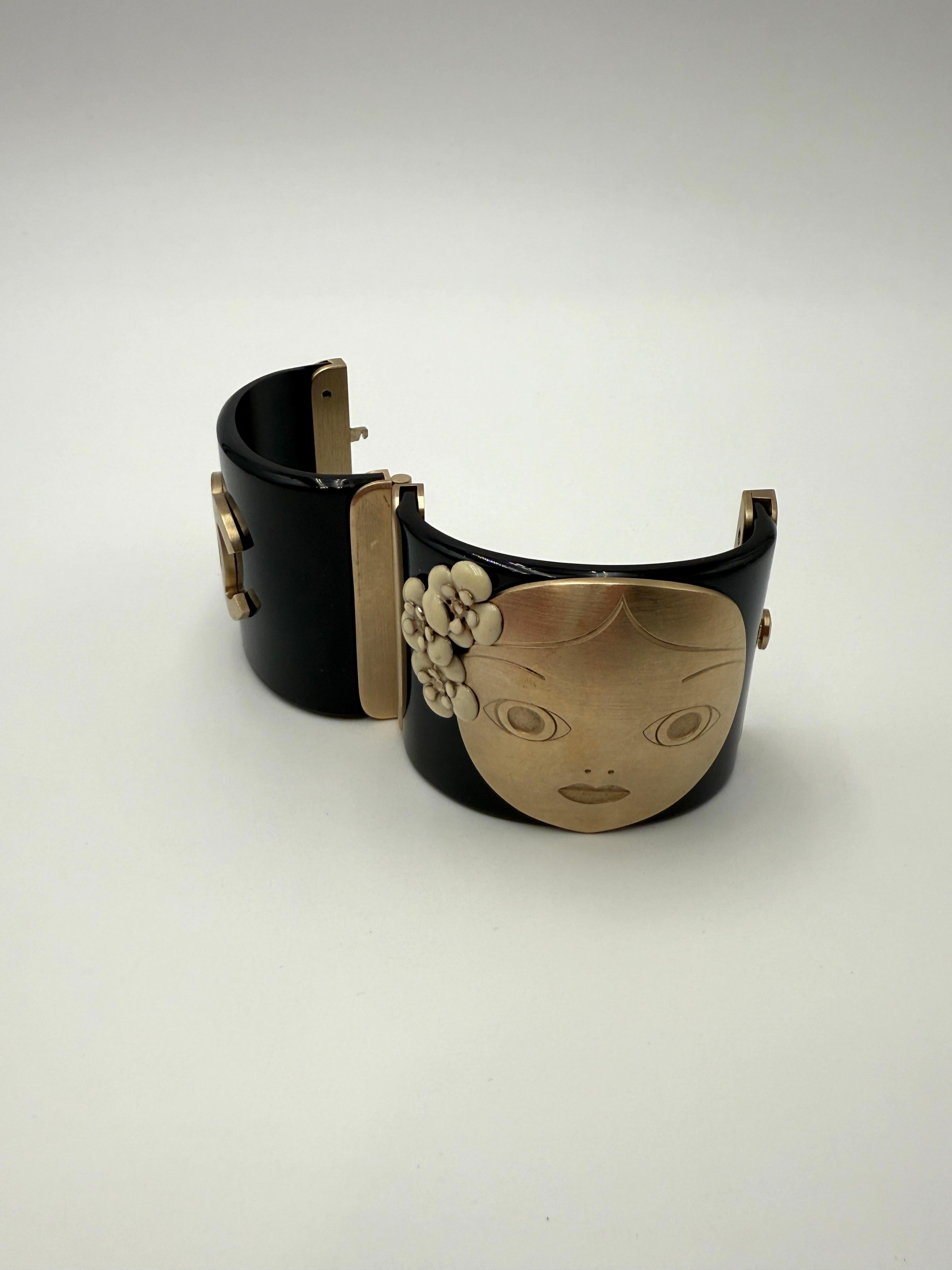 Bracciale con bambola matrioska Chanel - Raro pezzo da collezione (2010) in vendita 4