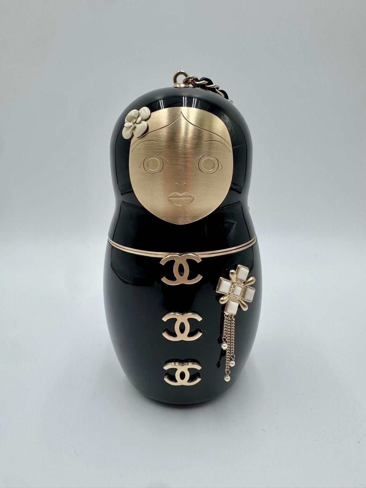 Bolso Minaudière Muñeca Matryoshka de Chanel Negro
